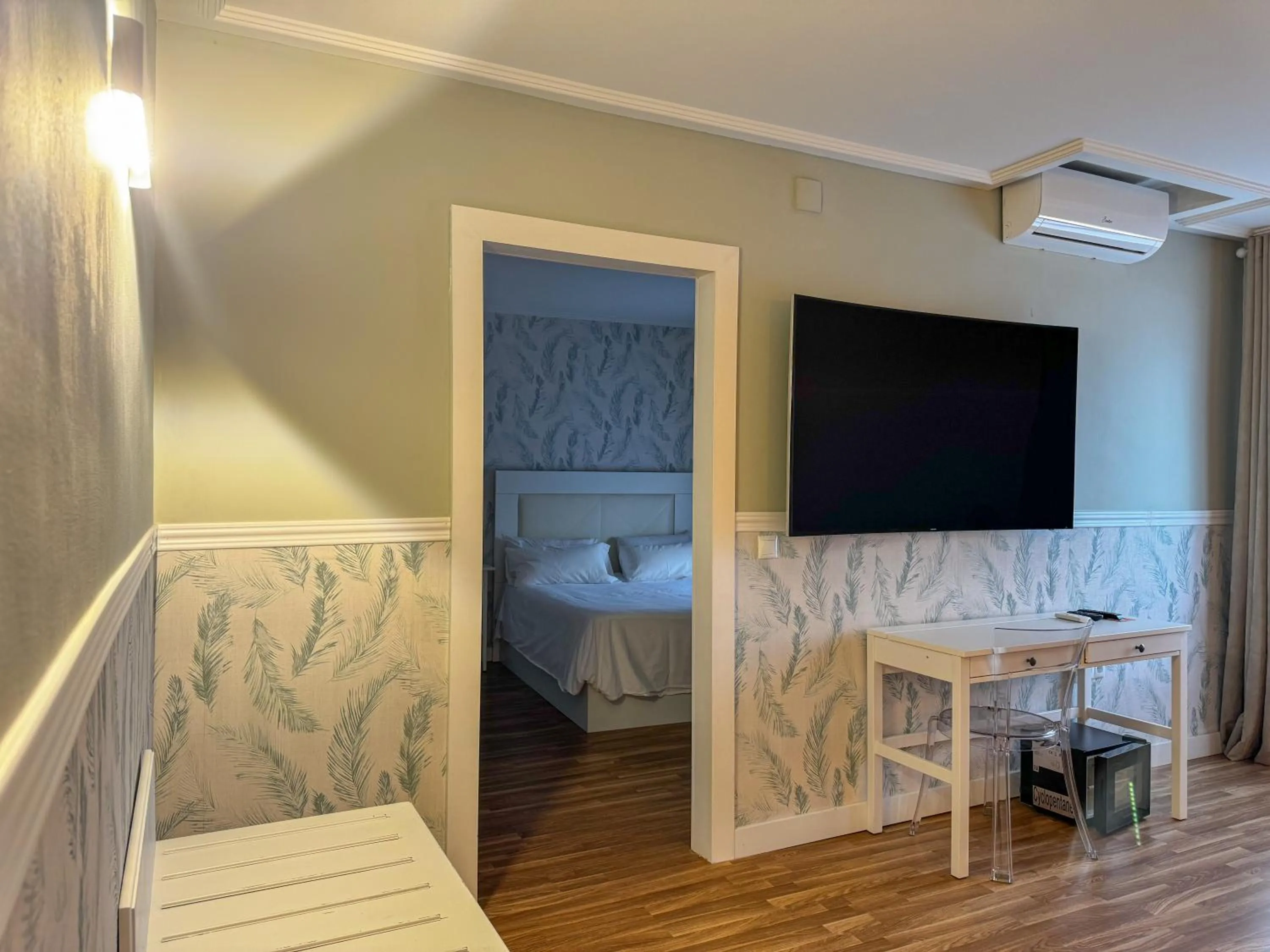 Communal lounge/ TV room, Bed in Hotel Plaza Mayor