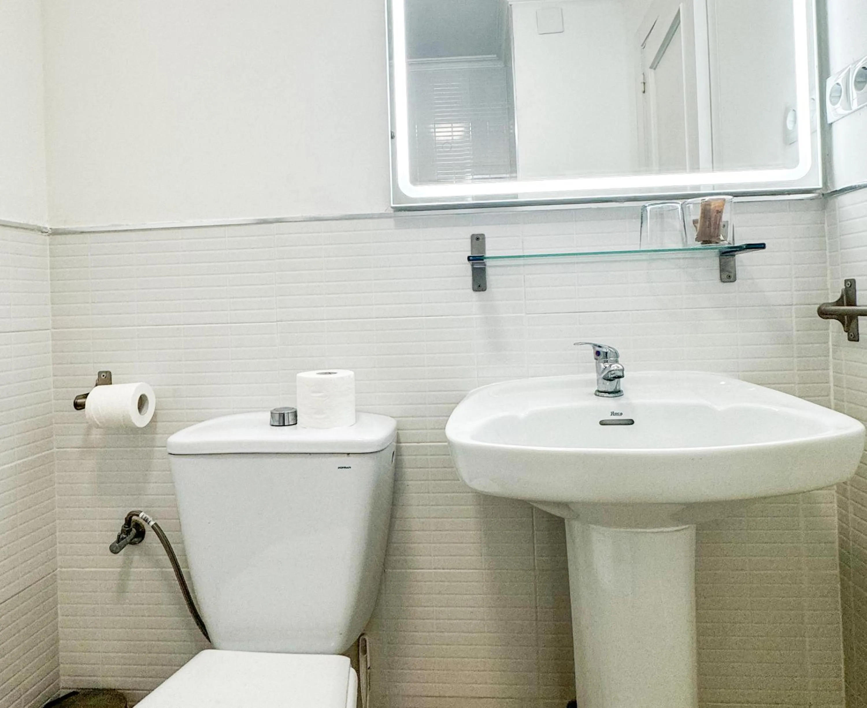 Toilet in Hotel Plaza Mayor