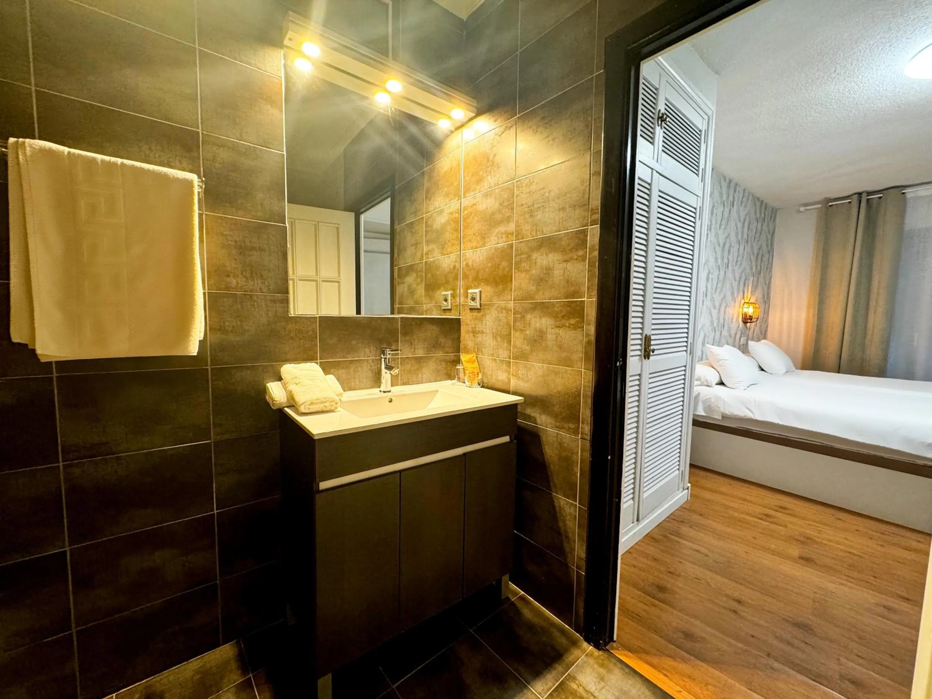 Shower, Bed in Hotel Plaza Mayor