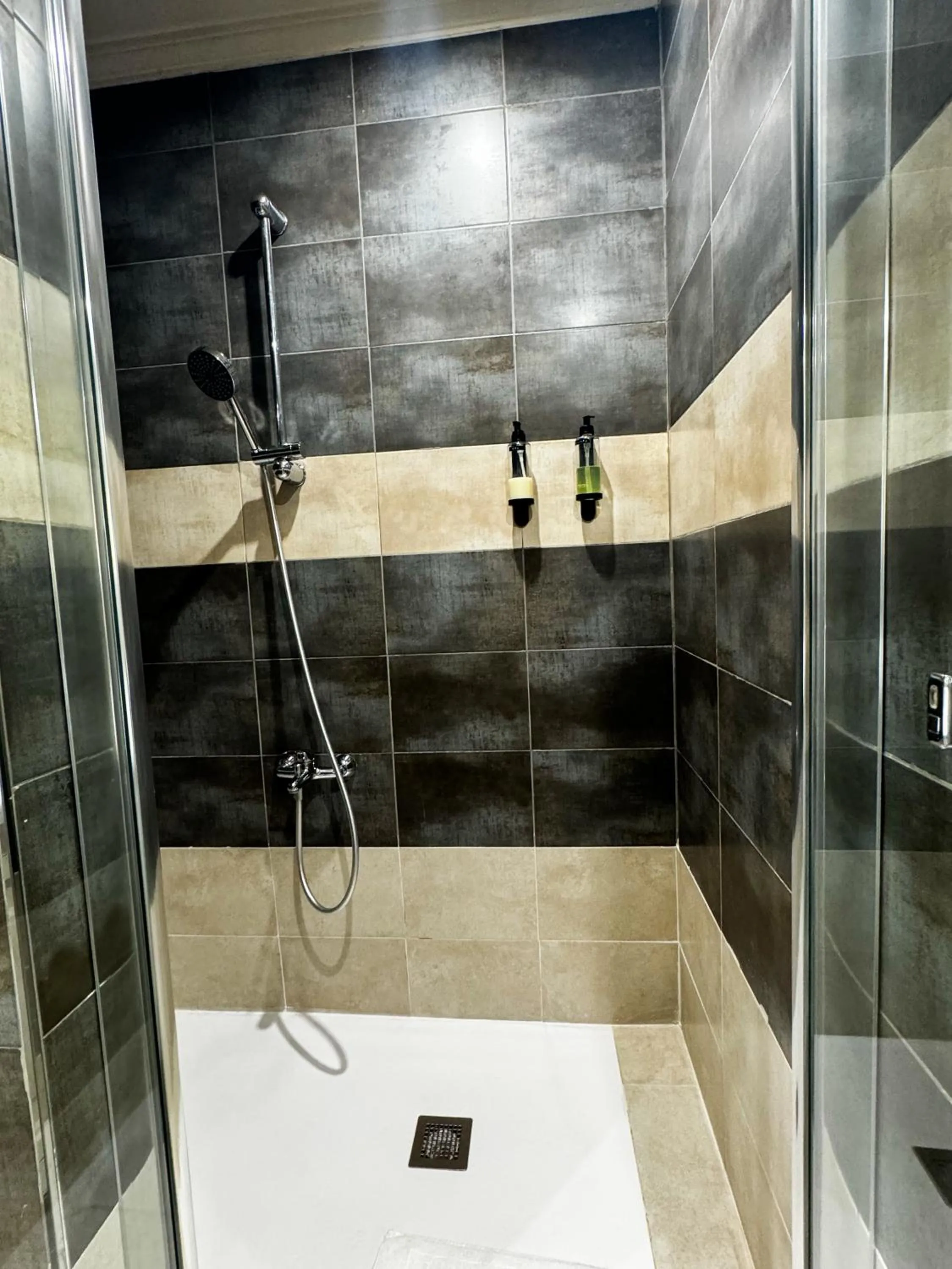 Shower in Hotel Plaza Mayor