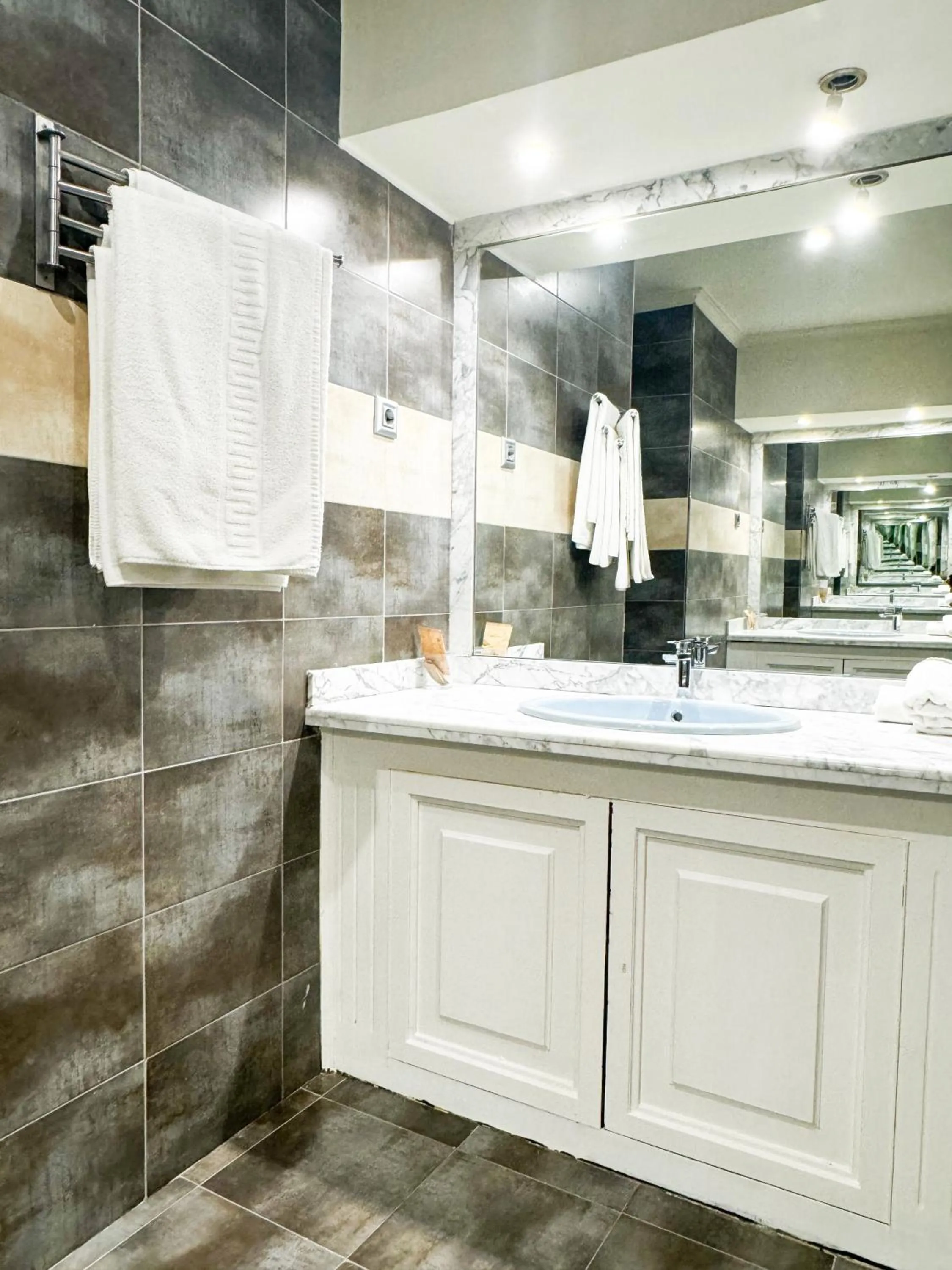 Toilet in Hotel Plaza Mayor