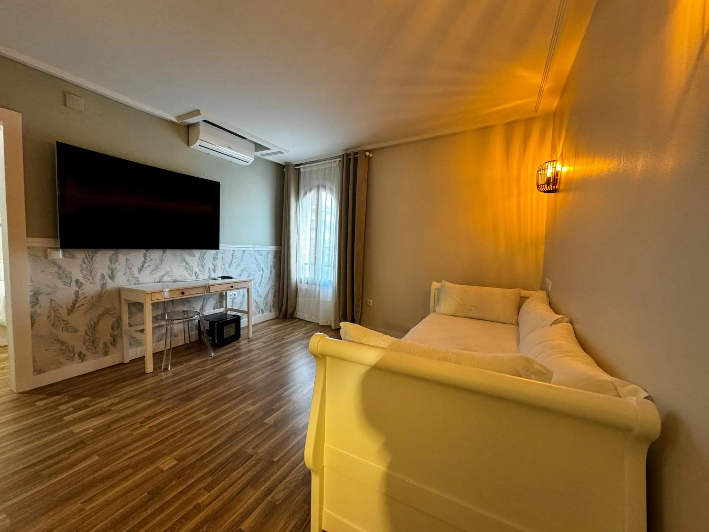 Communal lounge/ TV room, Bed in Hotel Plaza Mayor