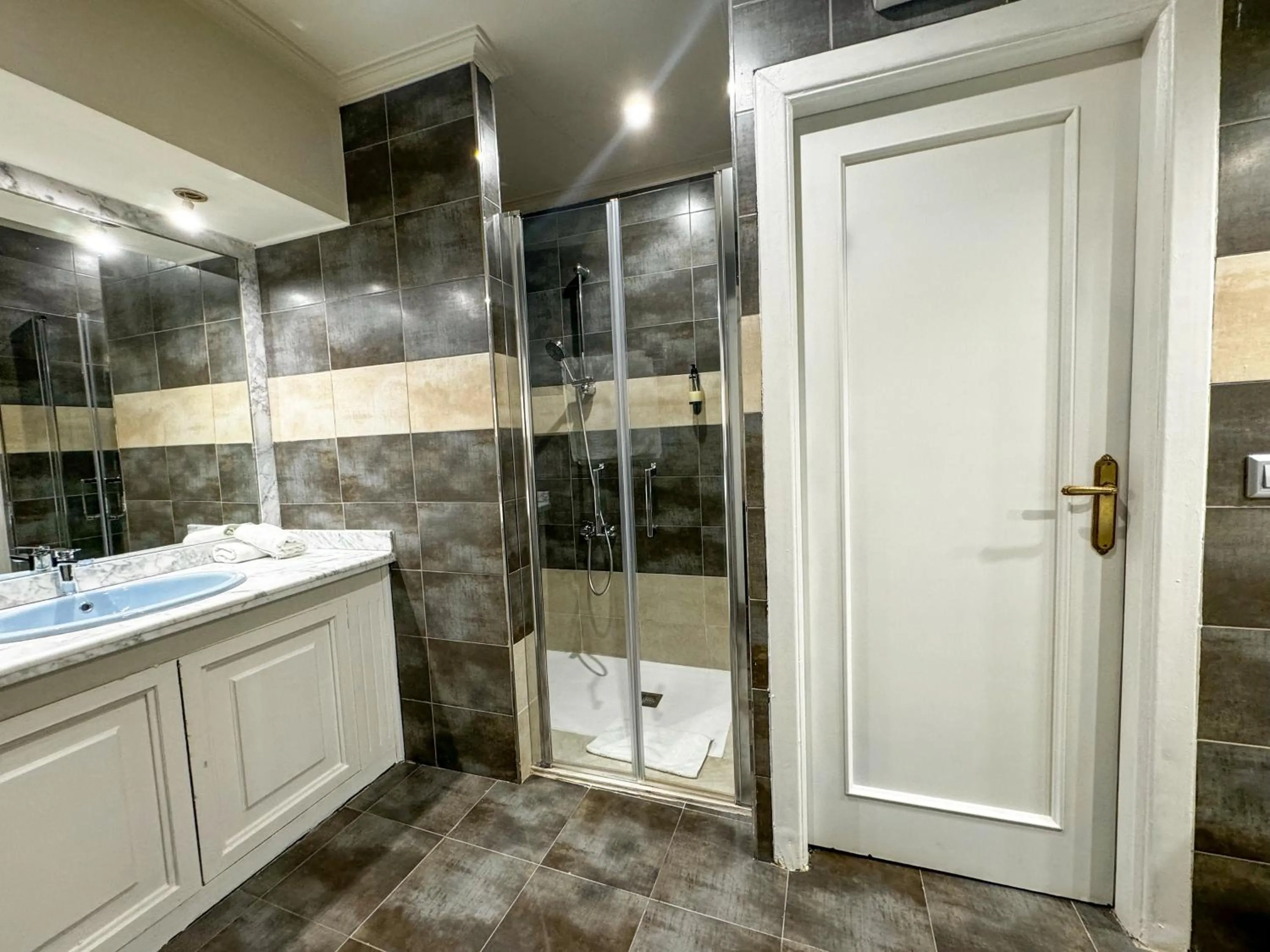 Shower in Hotel Plaza Mayor