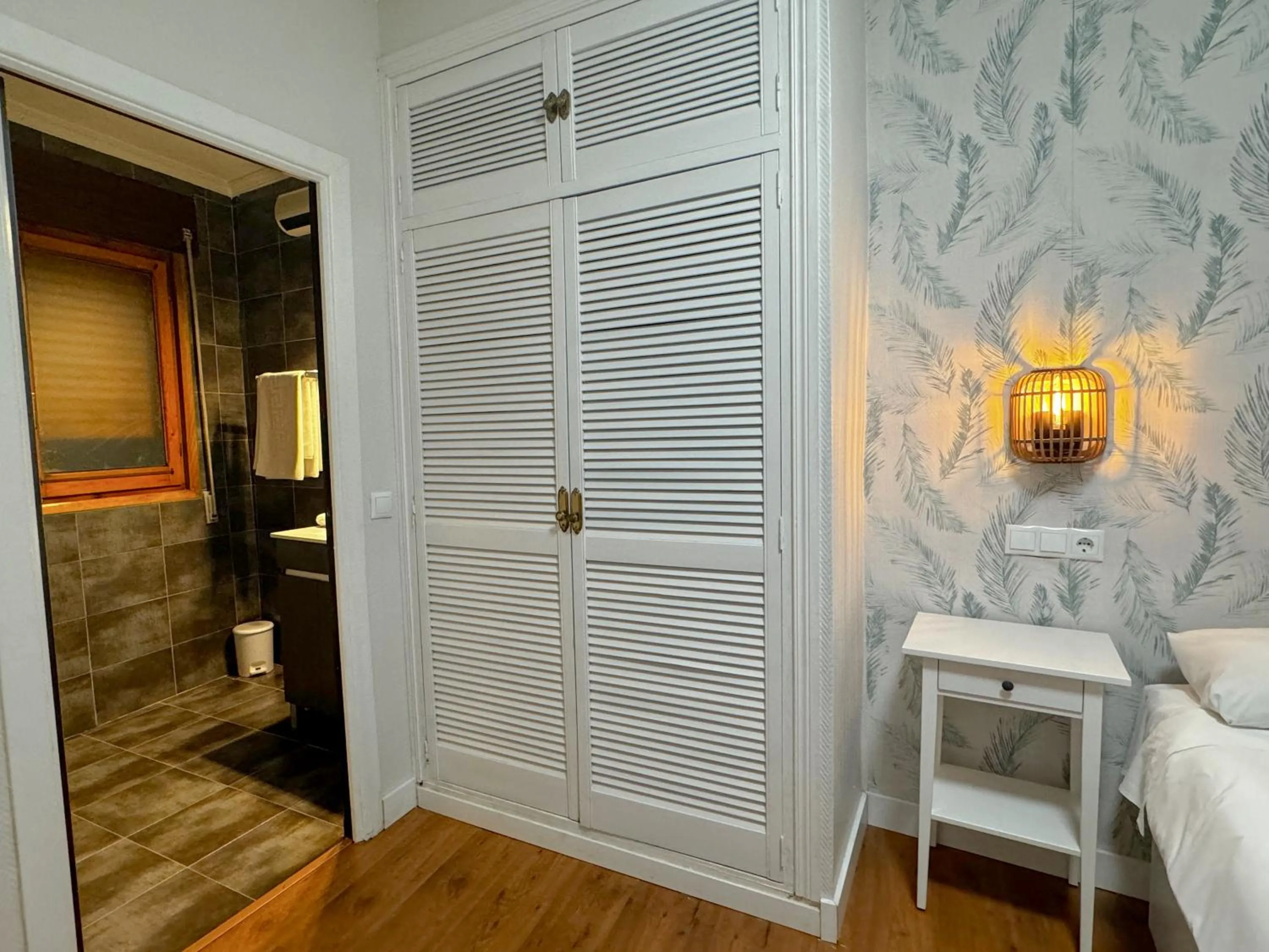 Bathroom, Bed in Hotel Plaza Mayor
