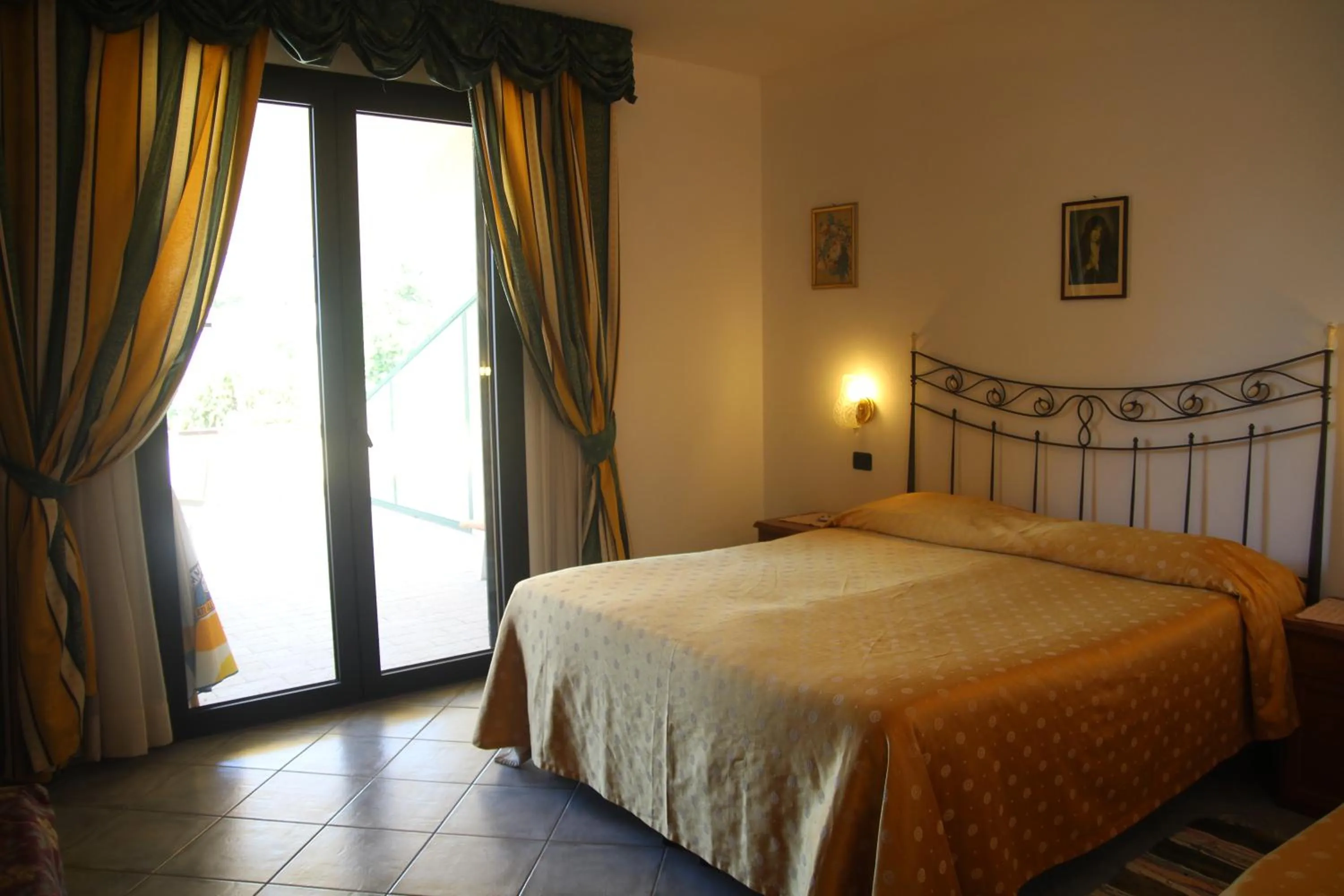 Bed in Hotel La Barcarola