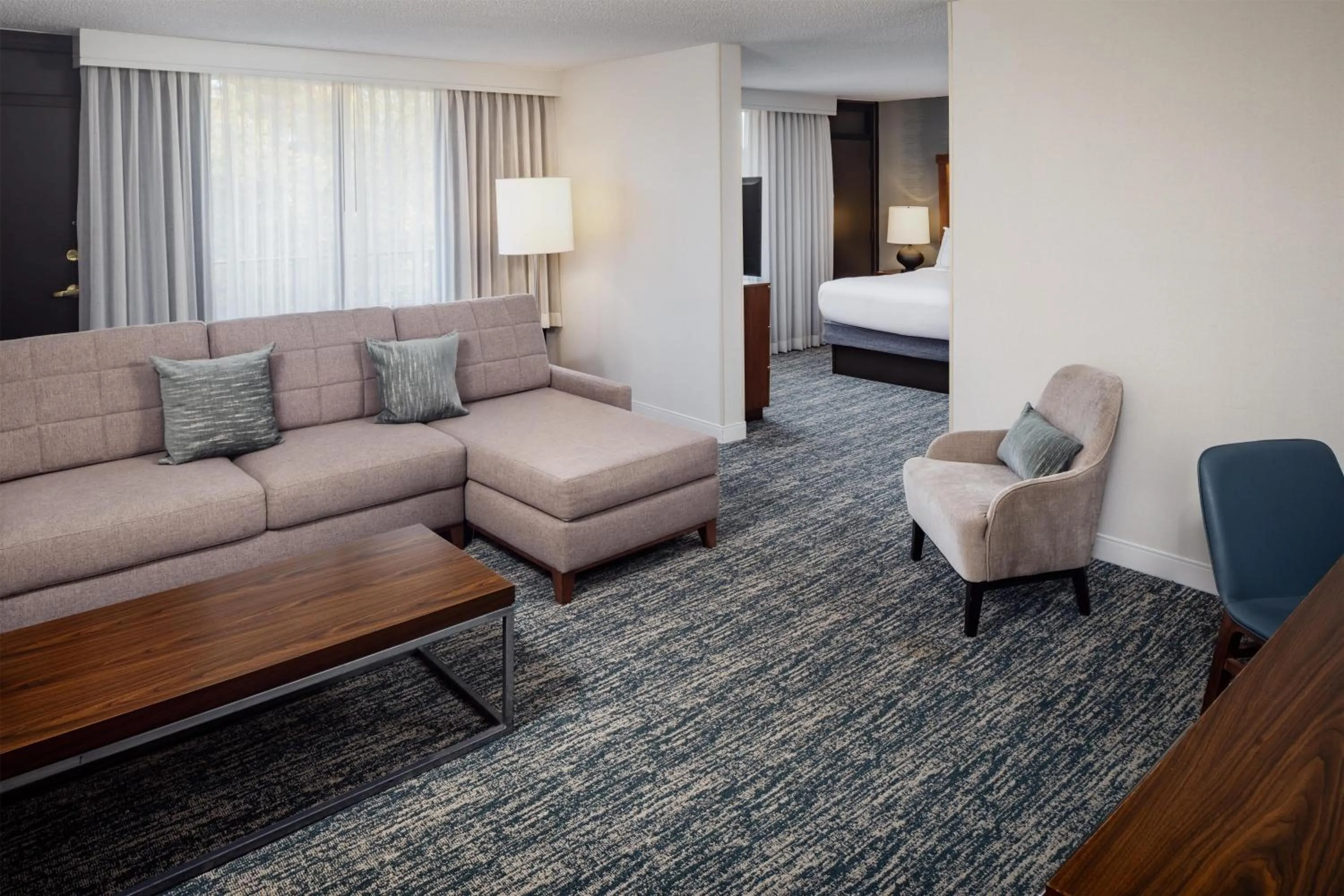 Living room, Bed in DoubleTree by Hilton Boston-Andover