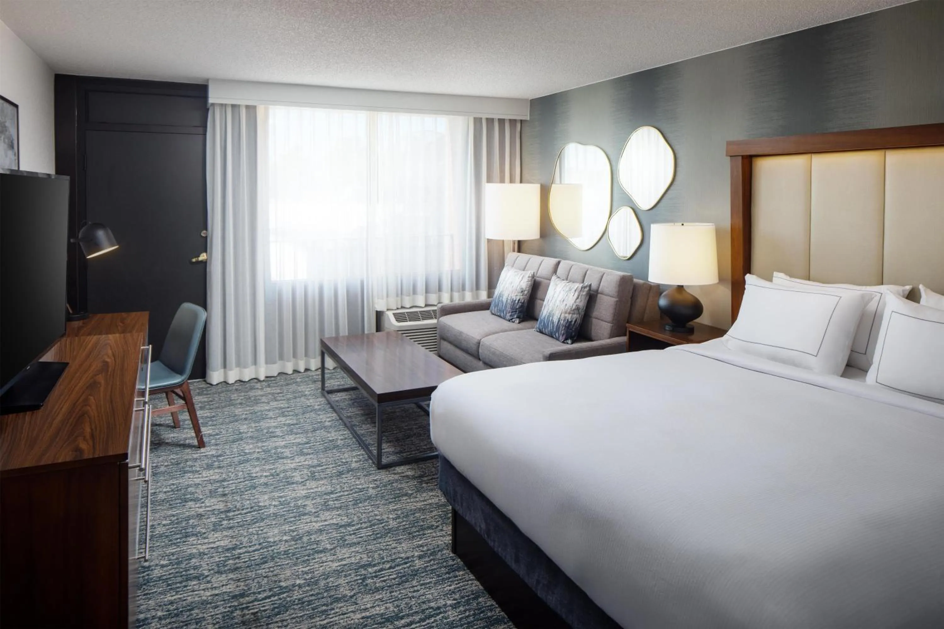 Living room, Bed in DoubleTree by Hilton Boston-Andover