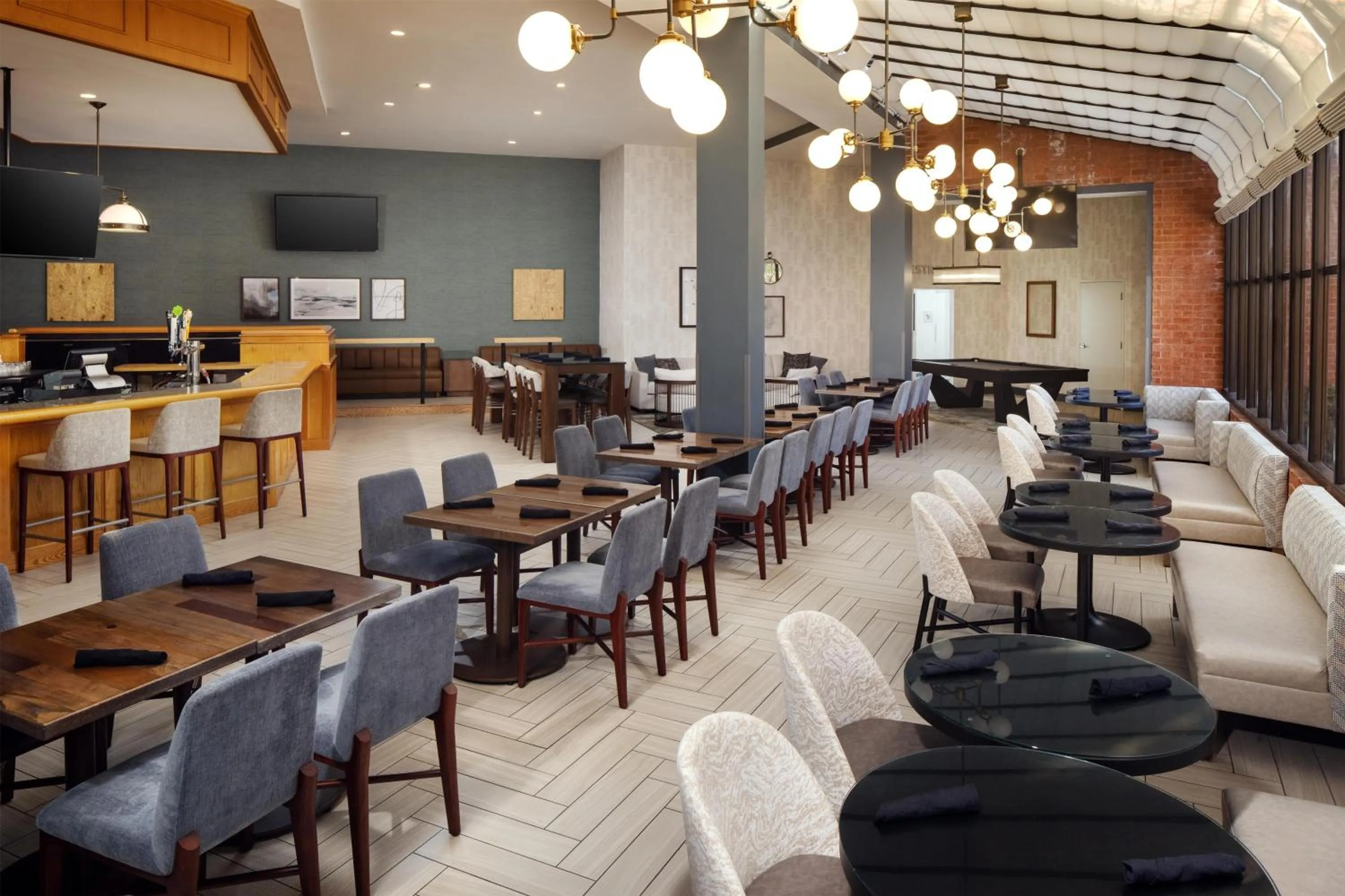 Lounge or bar in DoubleTree by Hilton Boston-Andover