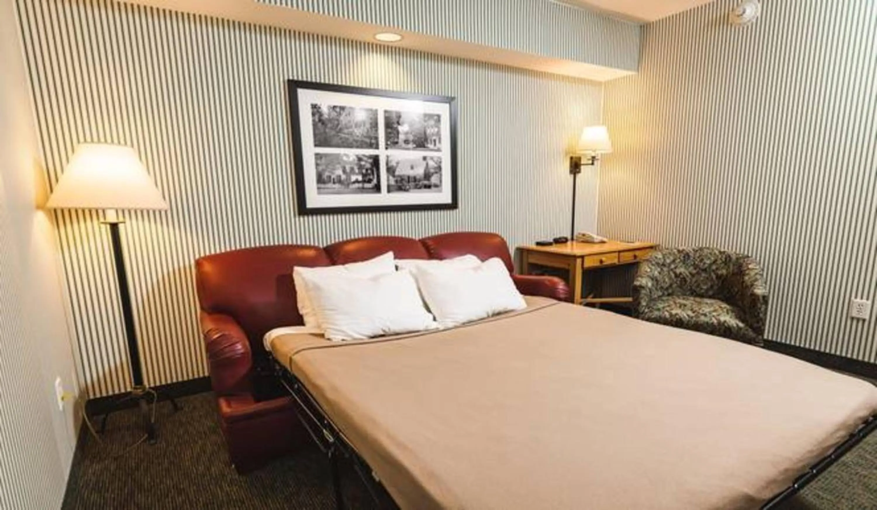 Bedroom, Bed in Williamsburg Woodlands Hotel & Suites, an official Colonial Williamsburg Hotel