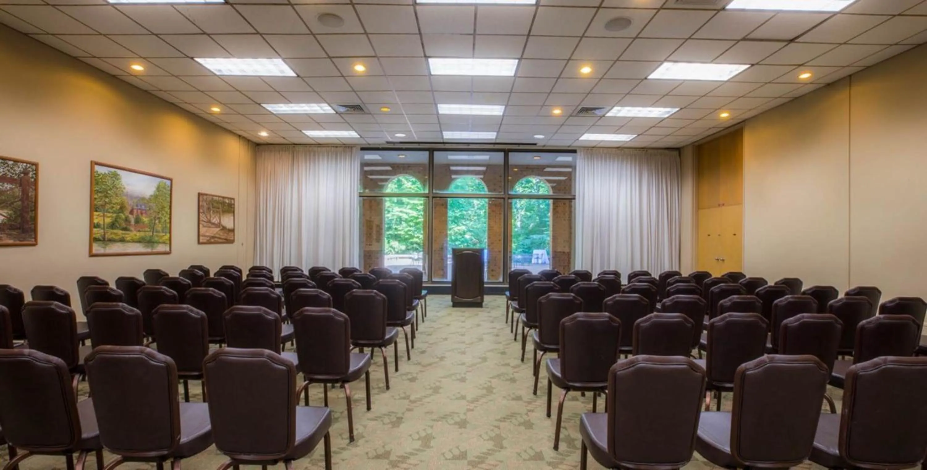 Meeting/conference room in Williamsburg Woodlands Hotel & Suites, an official Colonial Williamsburg Hotel