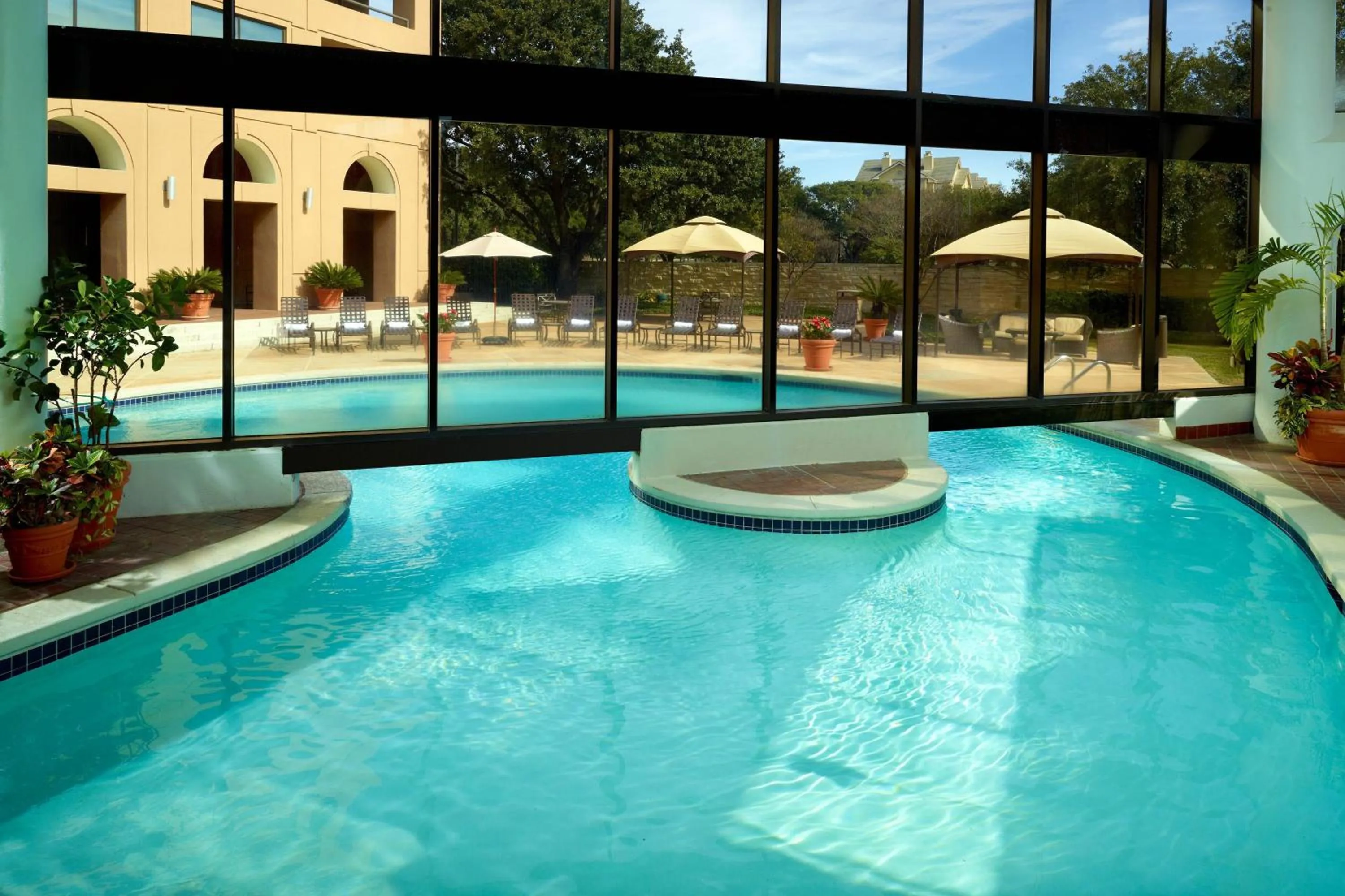 Swimming pool in Austin Southpark Hotel