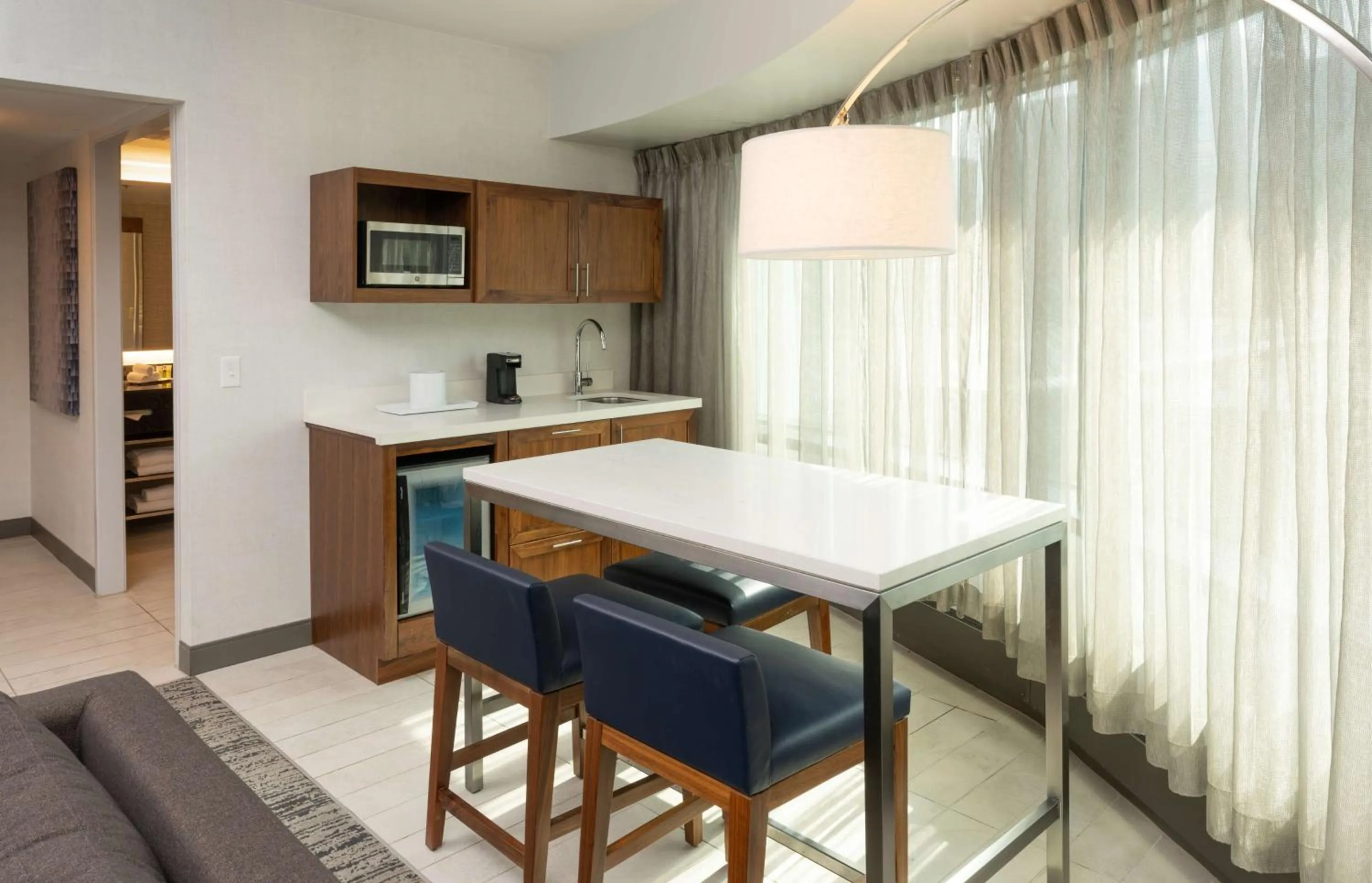Kitchen or kitchenette in Hilton Fairfax, Va
