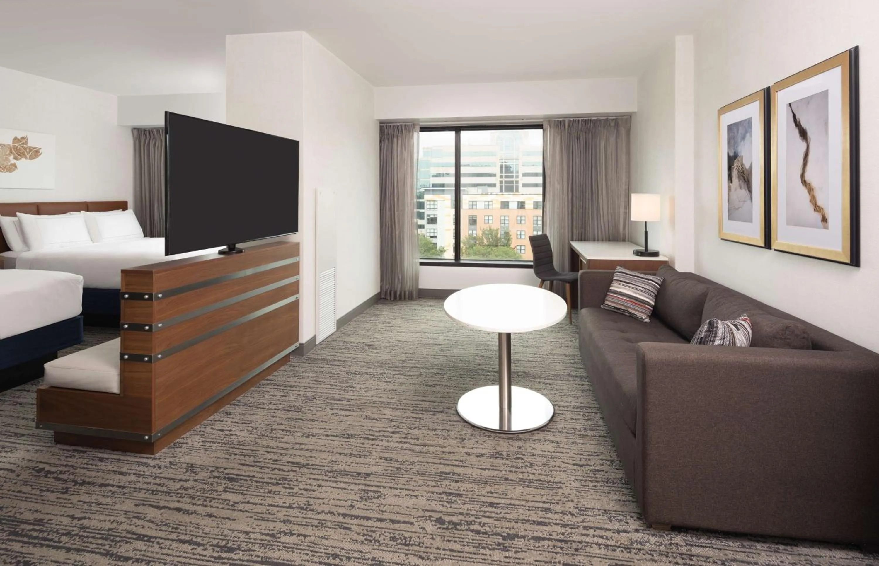 Living room, Bed in Hilton Fairfax, Va