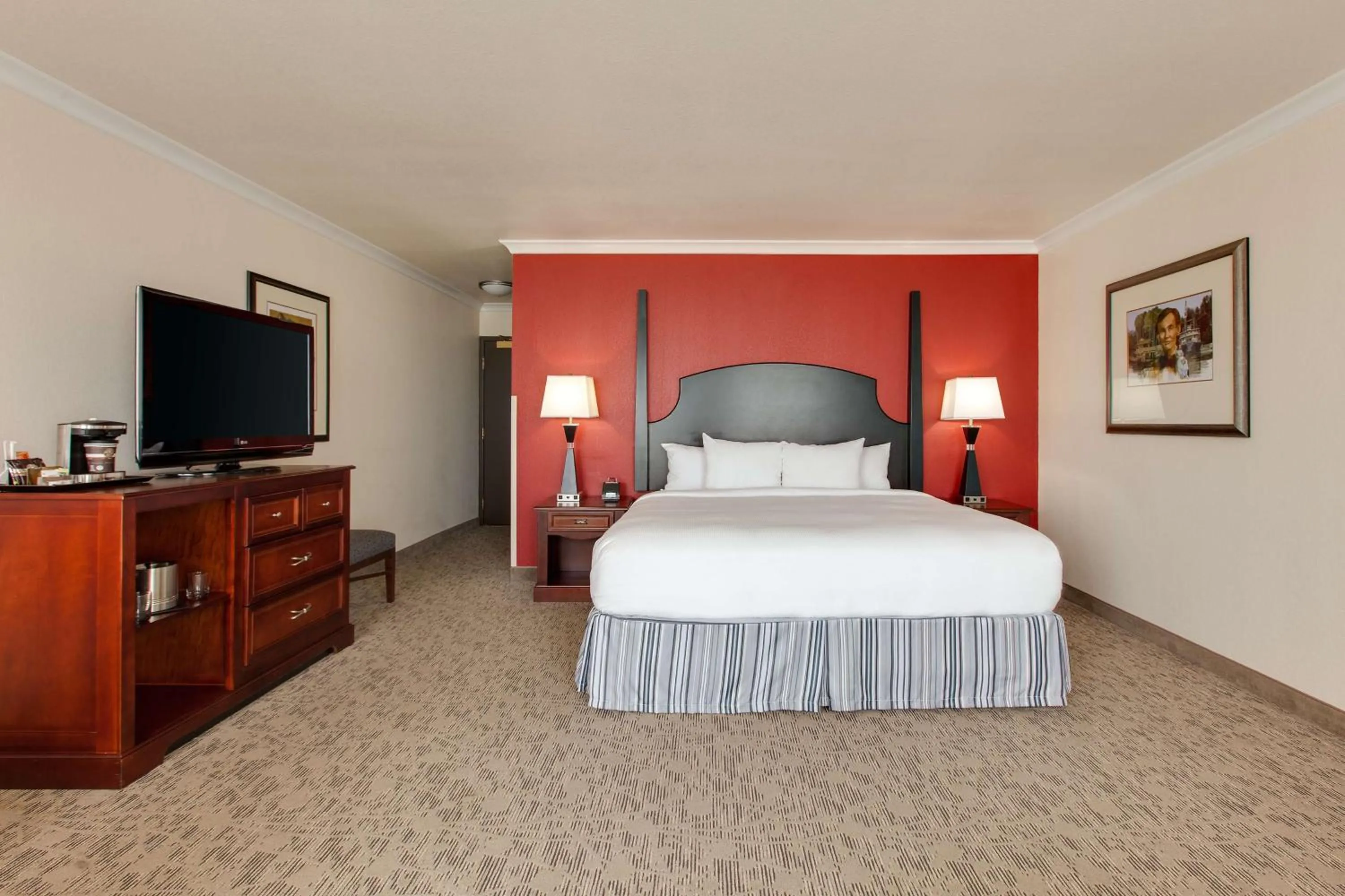 Bed in President Abraham Lincoln - A Doubletree by Hilton Hotel