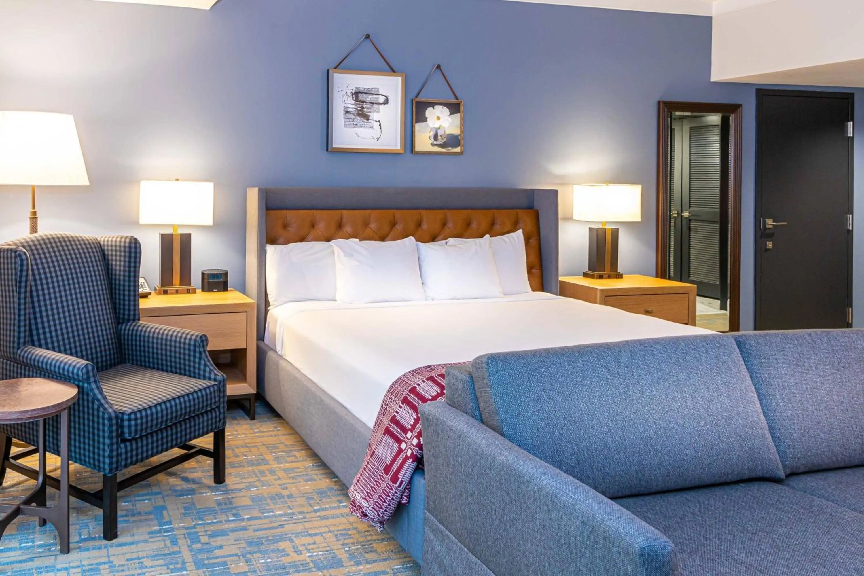 Photo of the whole room, Bed in Williamsburg Lodge, Autograph Collection