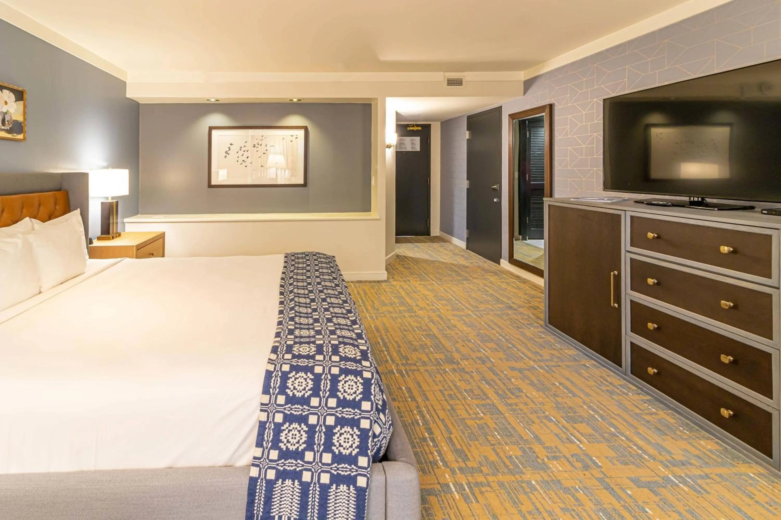 Photo of the whole room, Bed in Williamsburg Lodge, Autograph Collection