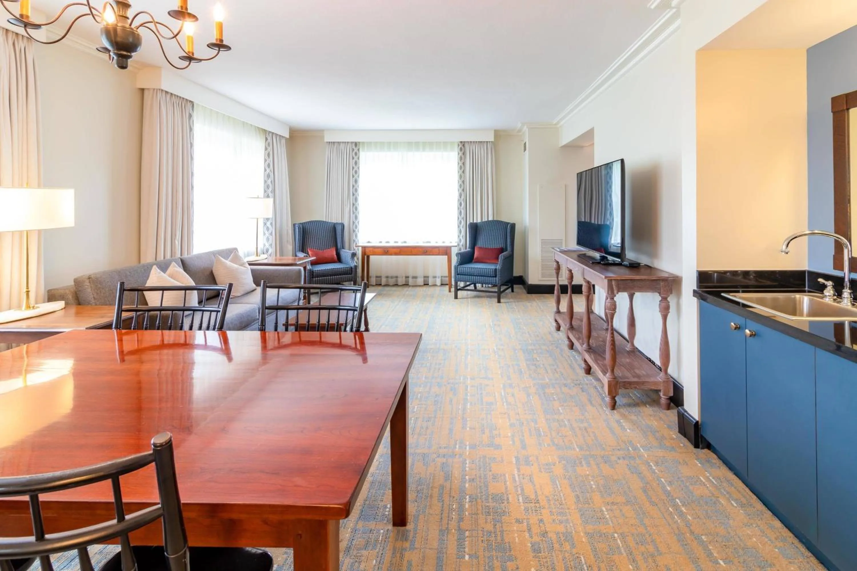 Photo of the whole room in Williamsburg Lodge, Autograph Collection