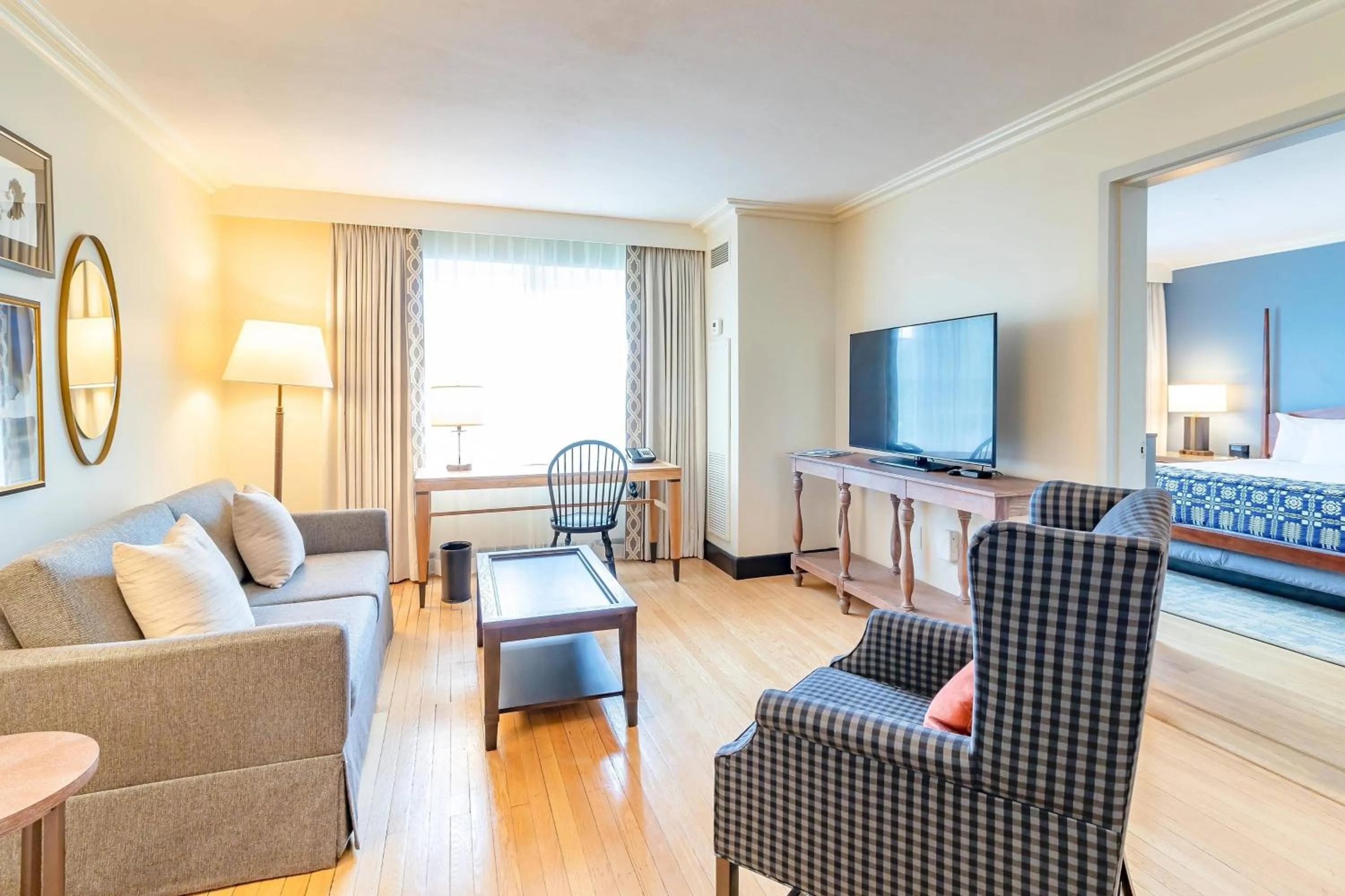 Living room in Williamsburg Lodge, Autograph Collection