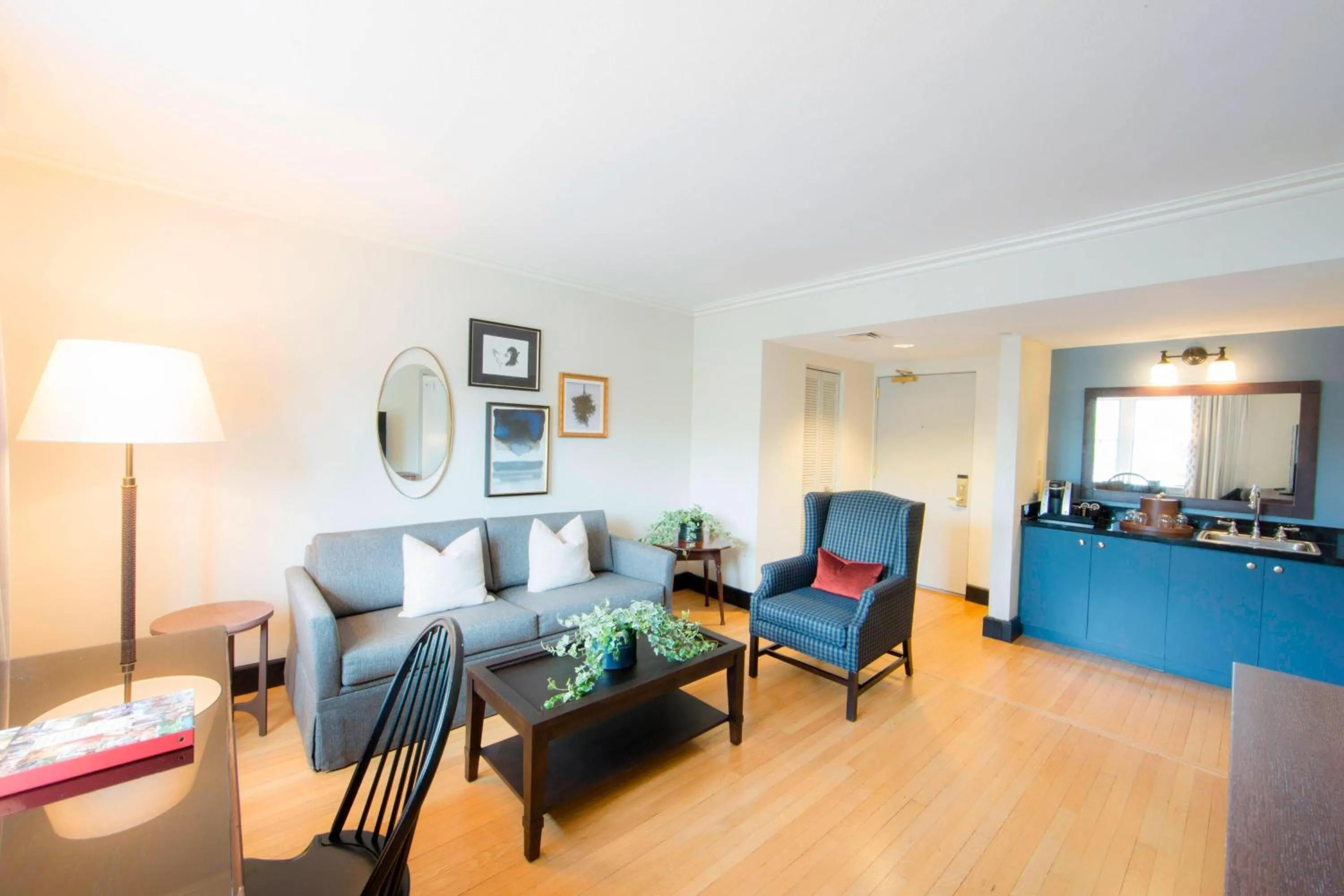 Living room in Williamsburg Lodge, Autograph Collection