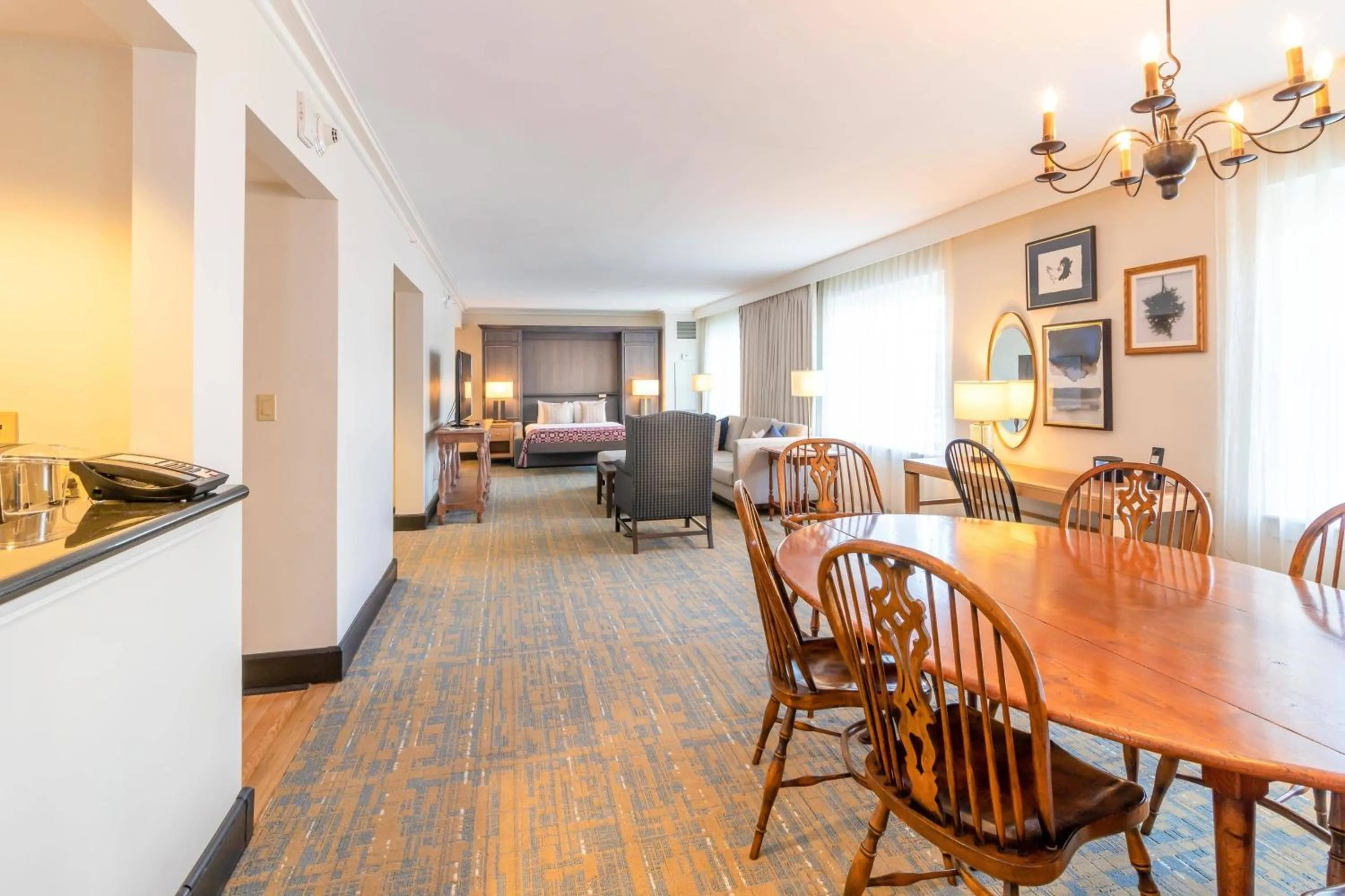 Photo of the whole room in Williamsburg Lodge, Autograph Collection