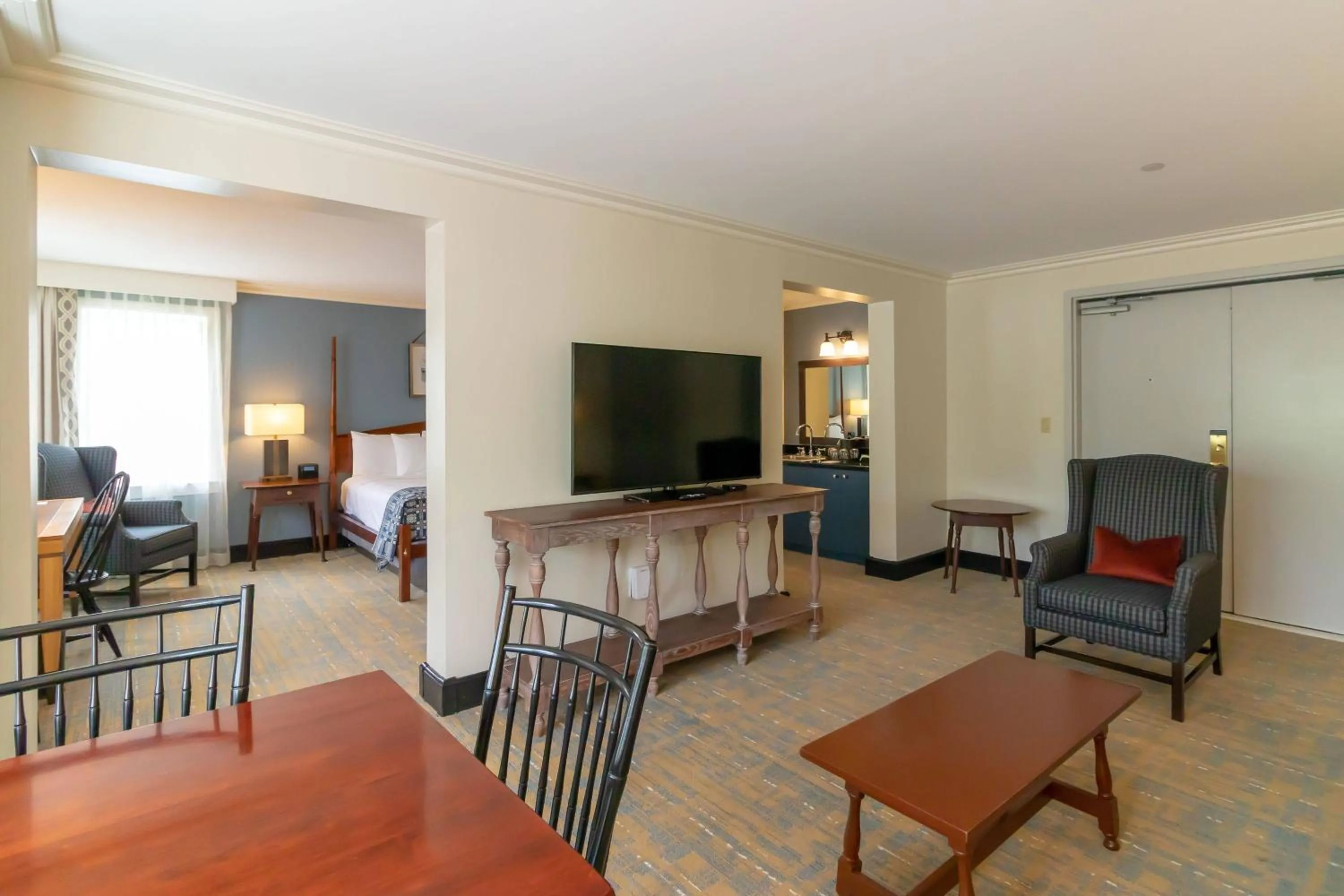 Photo of the whole room in Williamsburg Lodge, Autograph Collection