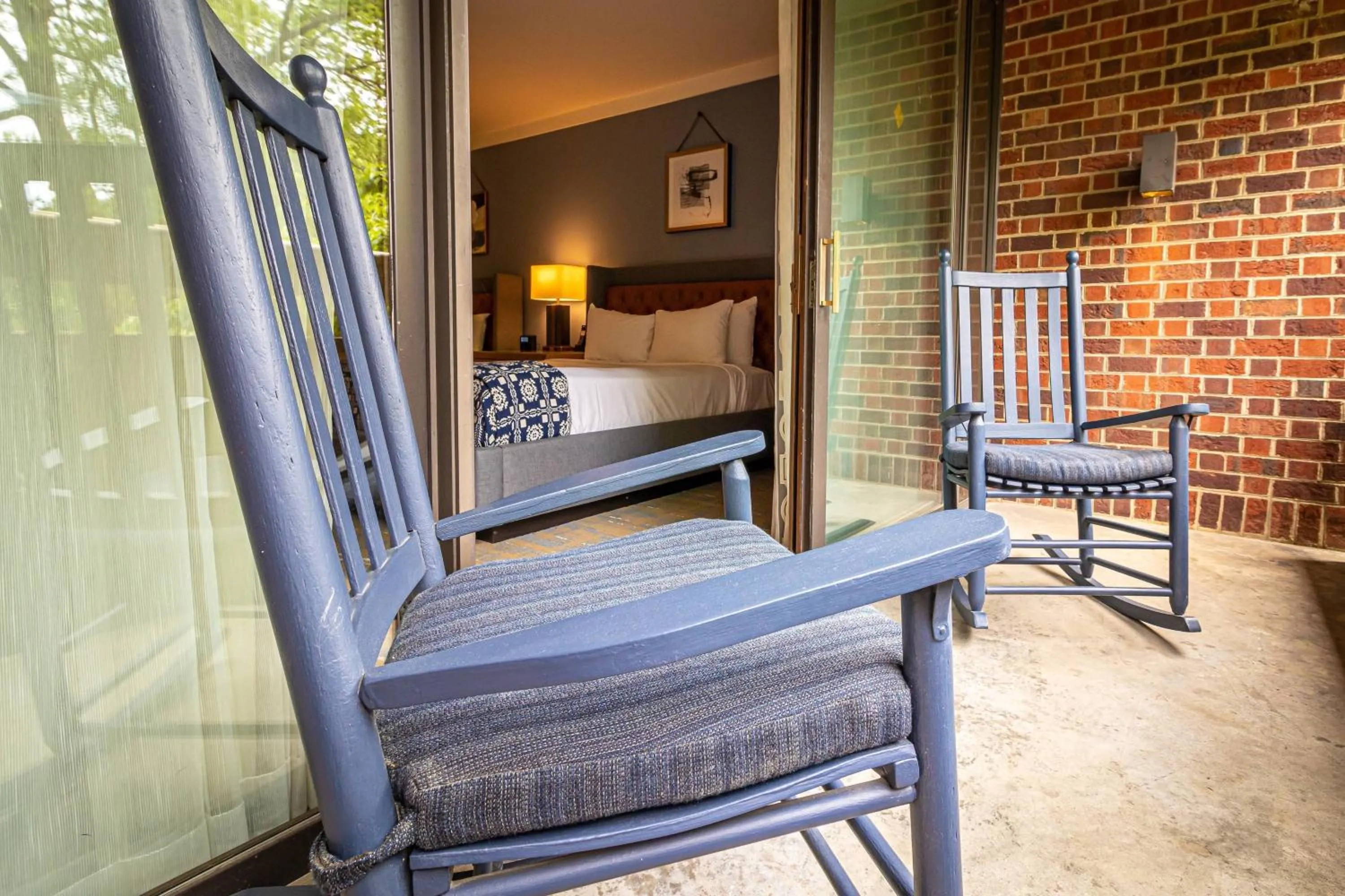 Photo of the whole room, Bed in Williamsburg Lodge, Autograph Collection
