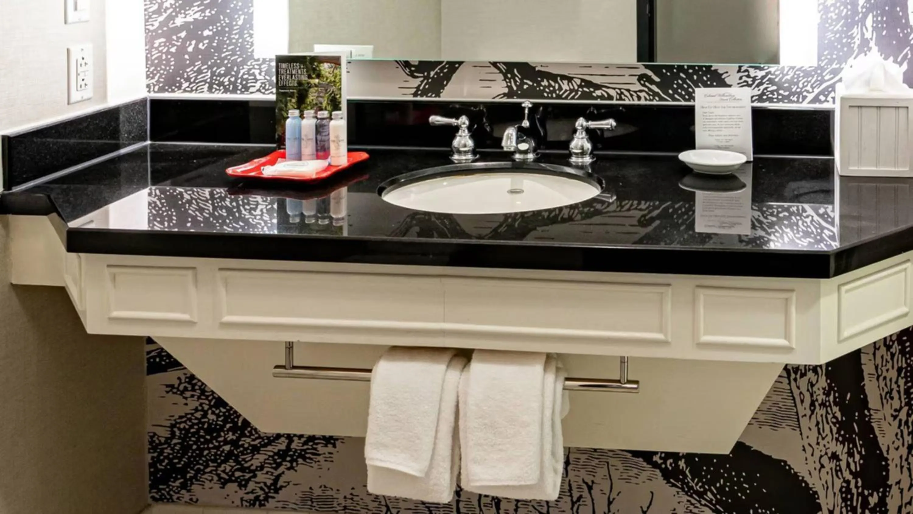 Bathroom in Williamsburg Lodge, Autograph Collection