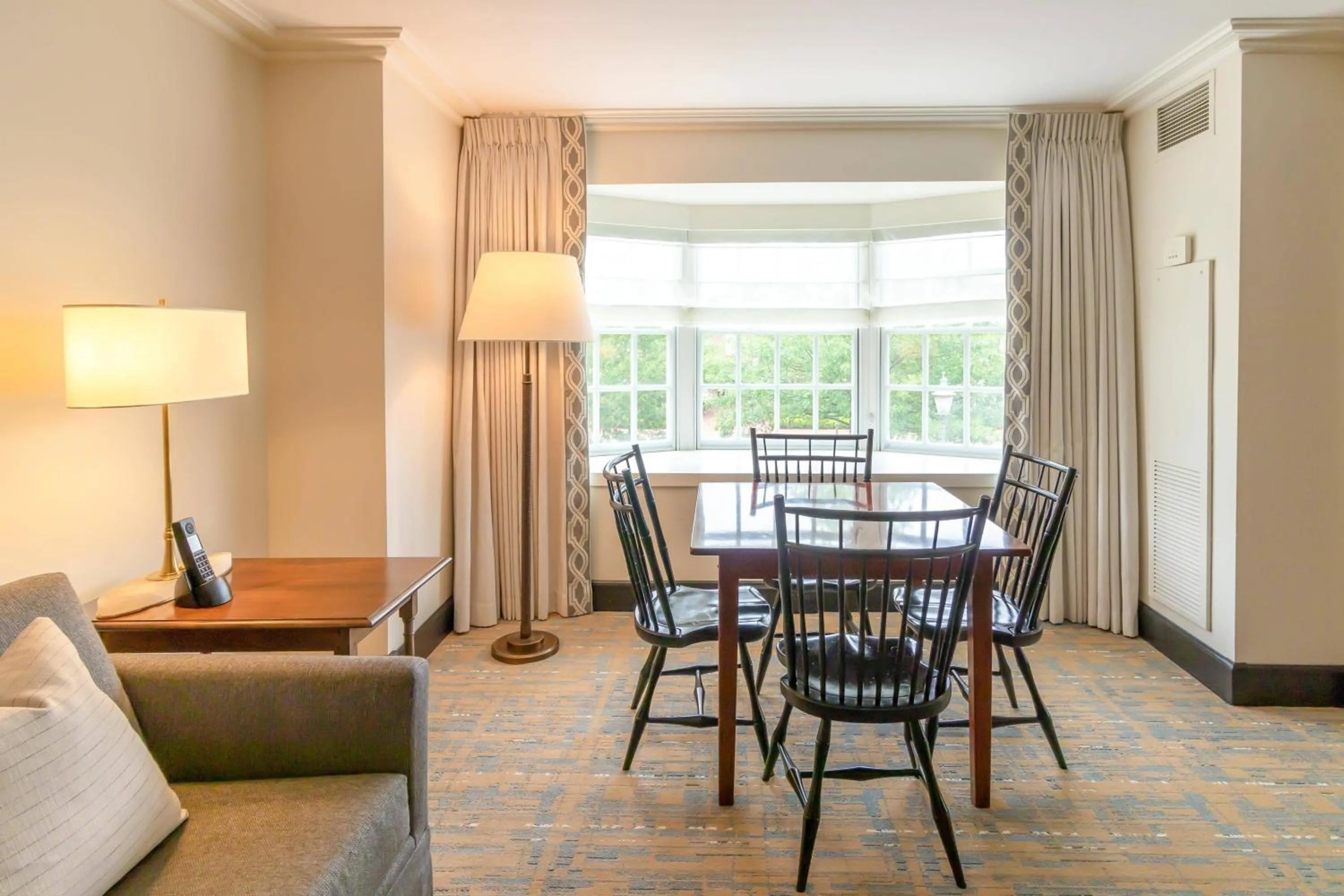 Living room in Williamsburg Lodge, Autograph Collection