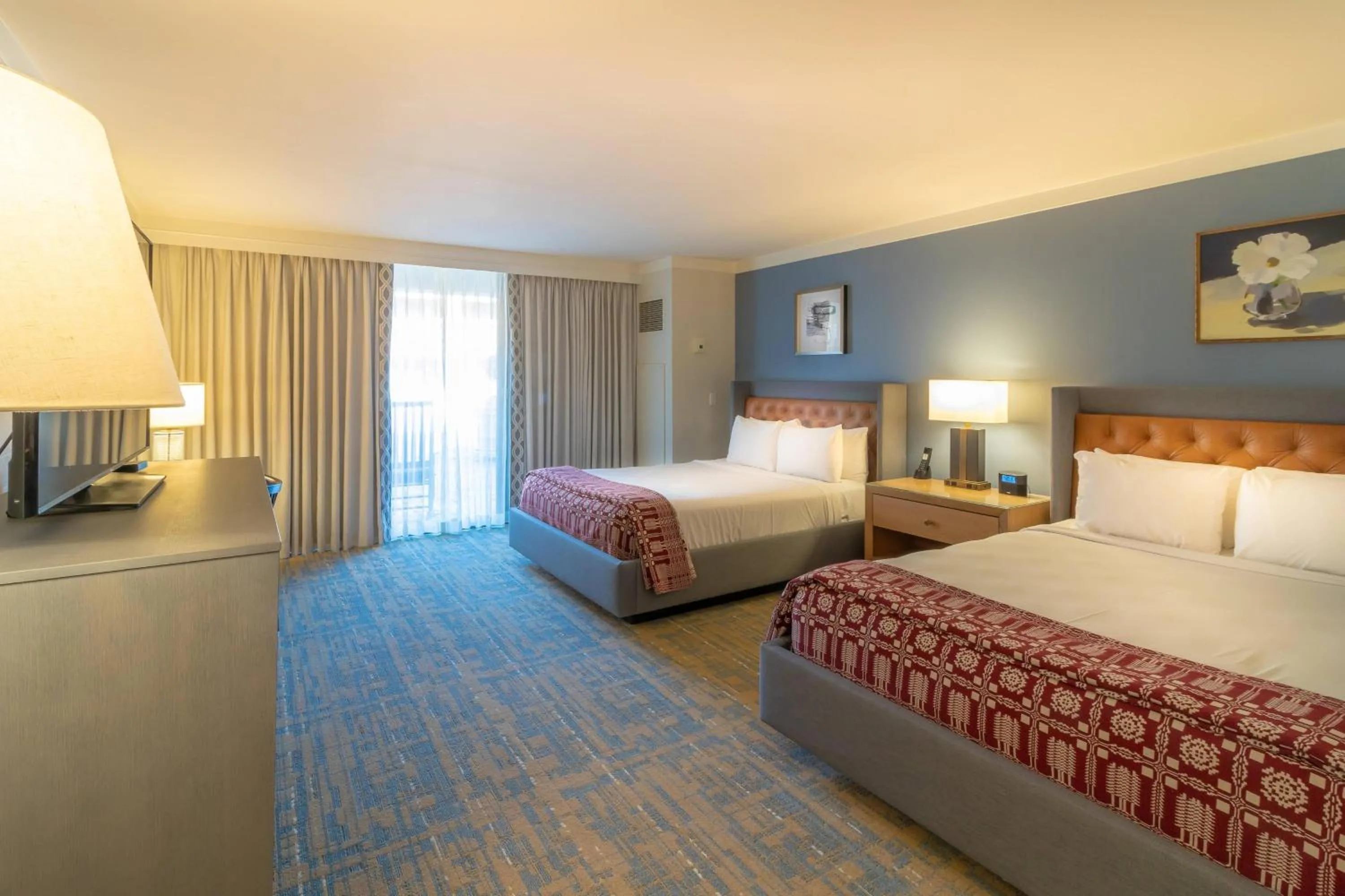 Photo of the whole room, Bed in Williamsburg Lodge, Autograph Collection