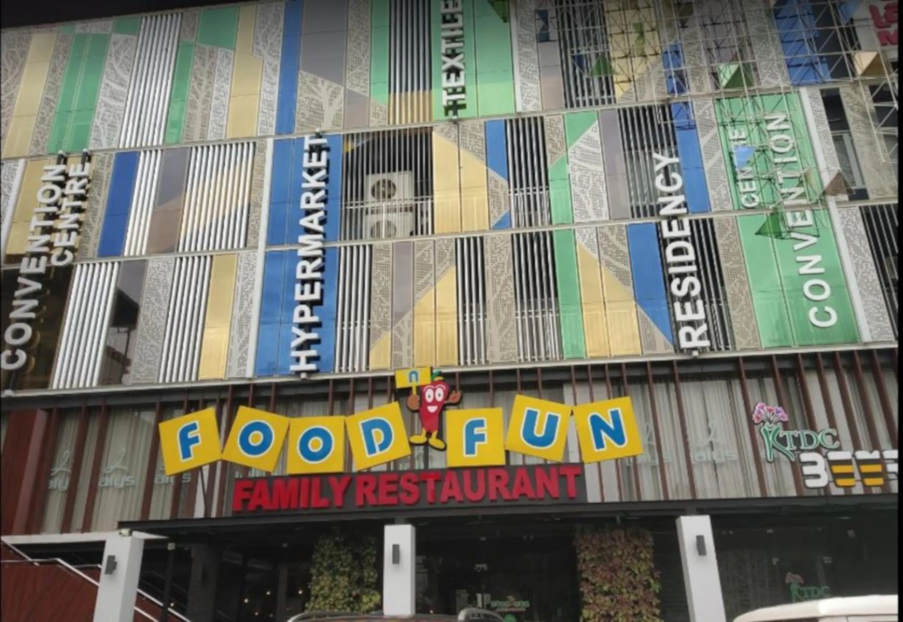 Restaurant/places to eat in Lalys Residency