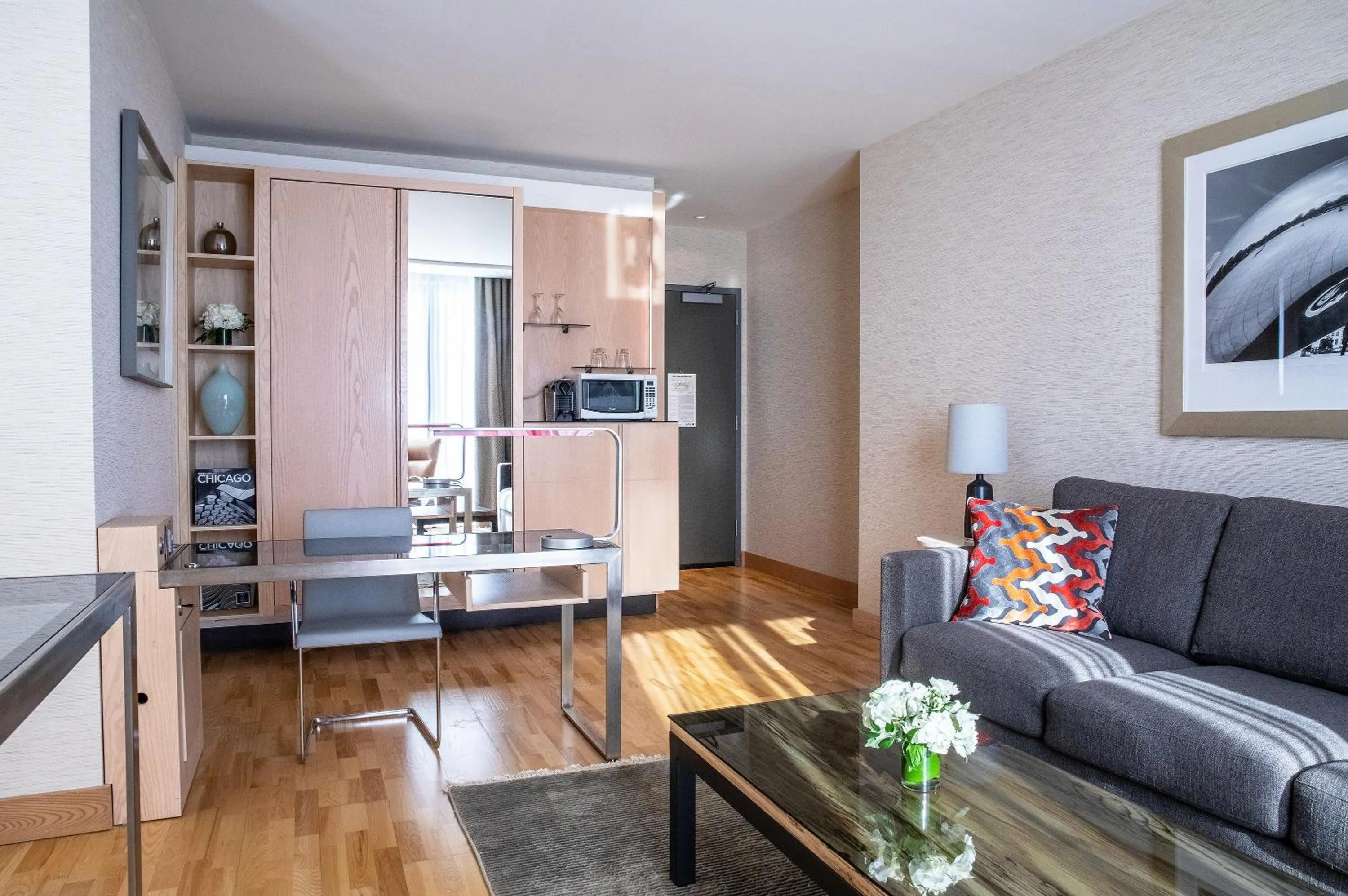 Living room in Radisson Blu Aqua Hotel, Chicago