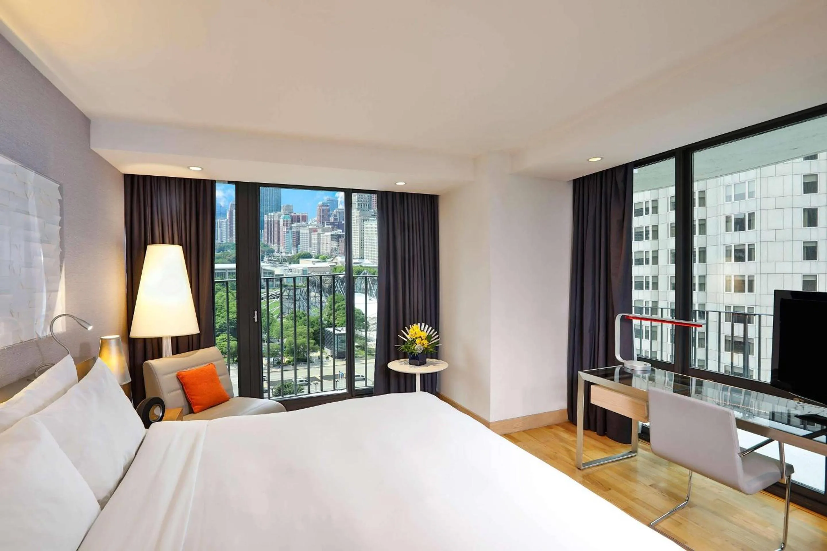 Bedroom, Bed in Radisson Blu Aqua Hotel, Chicago