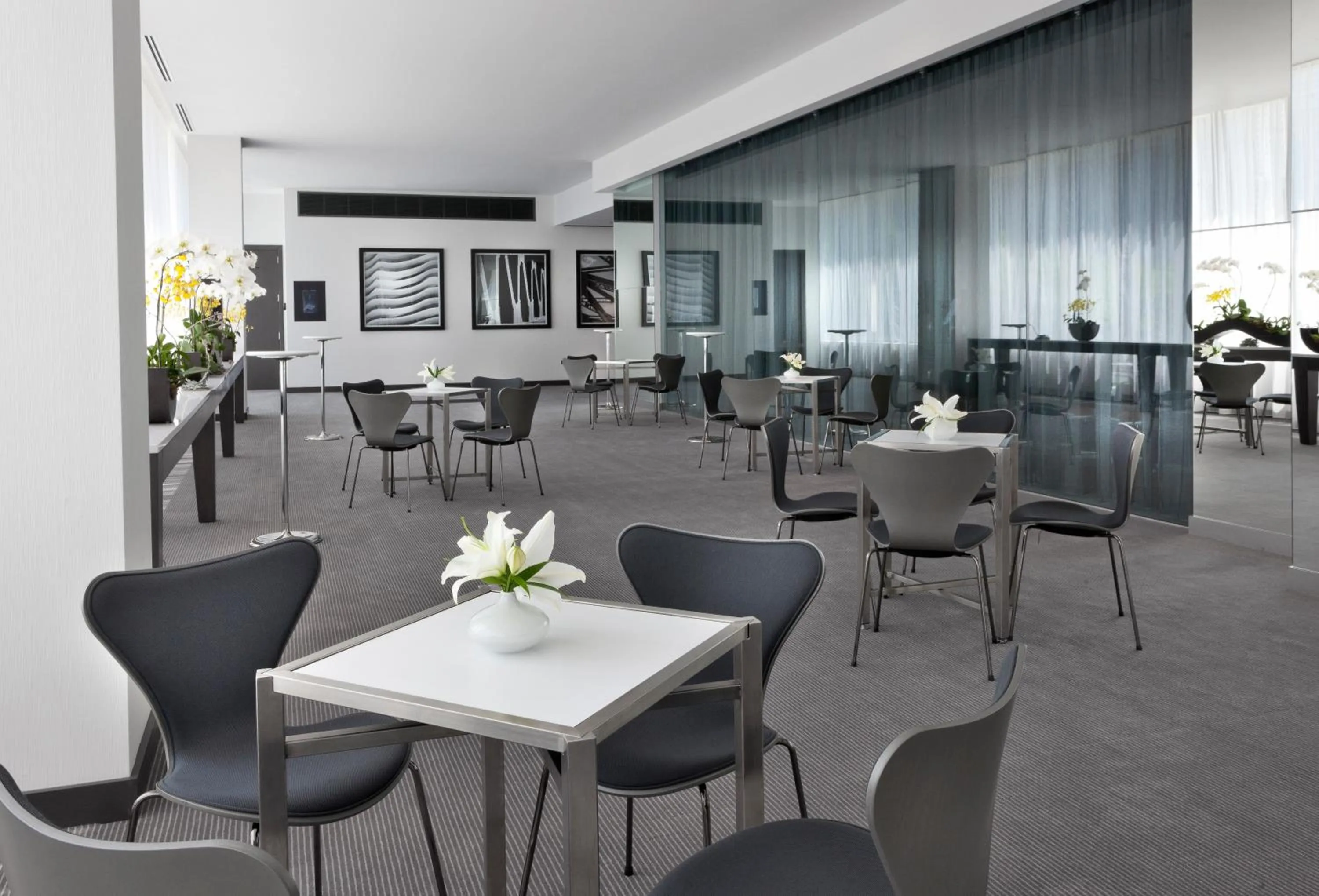 Restaurant/places to eat in Radisson Blu Aqua Hotel, Chicago