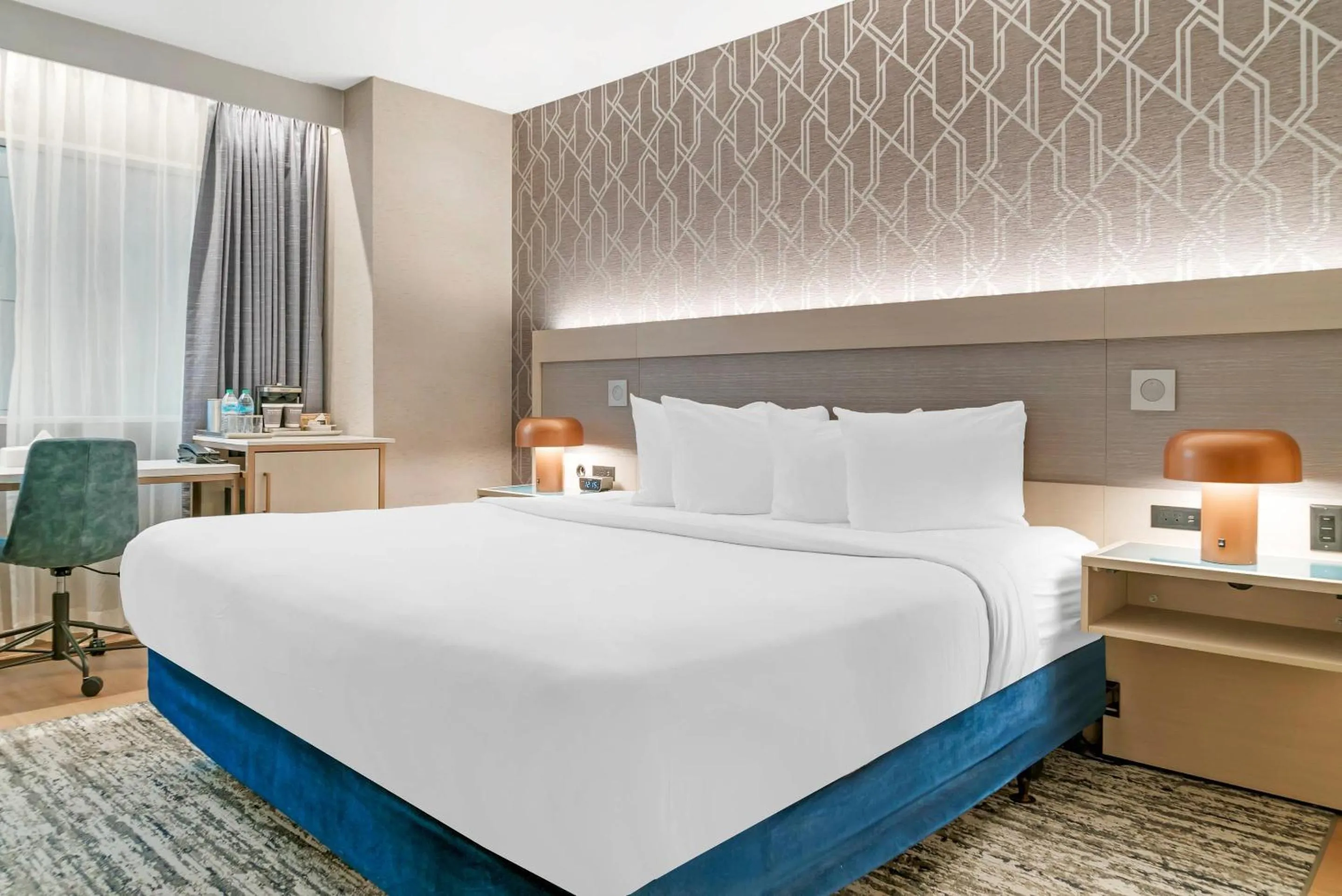 Bedroom, Bed in Radisson Plaza Hotel at Kalamazoo Center