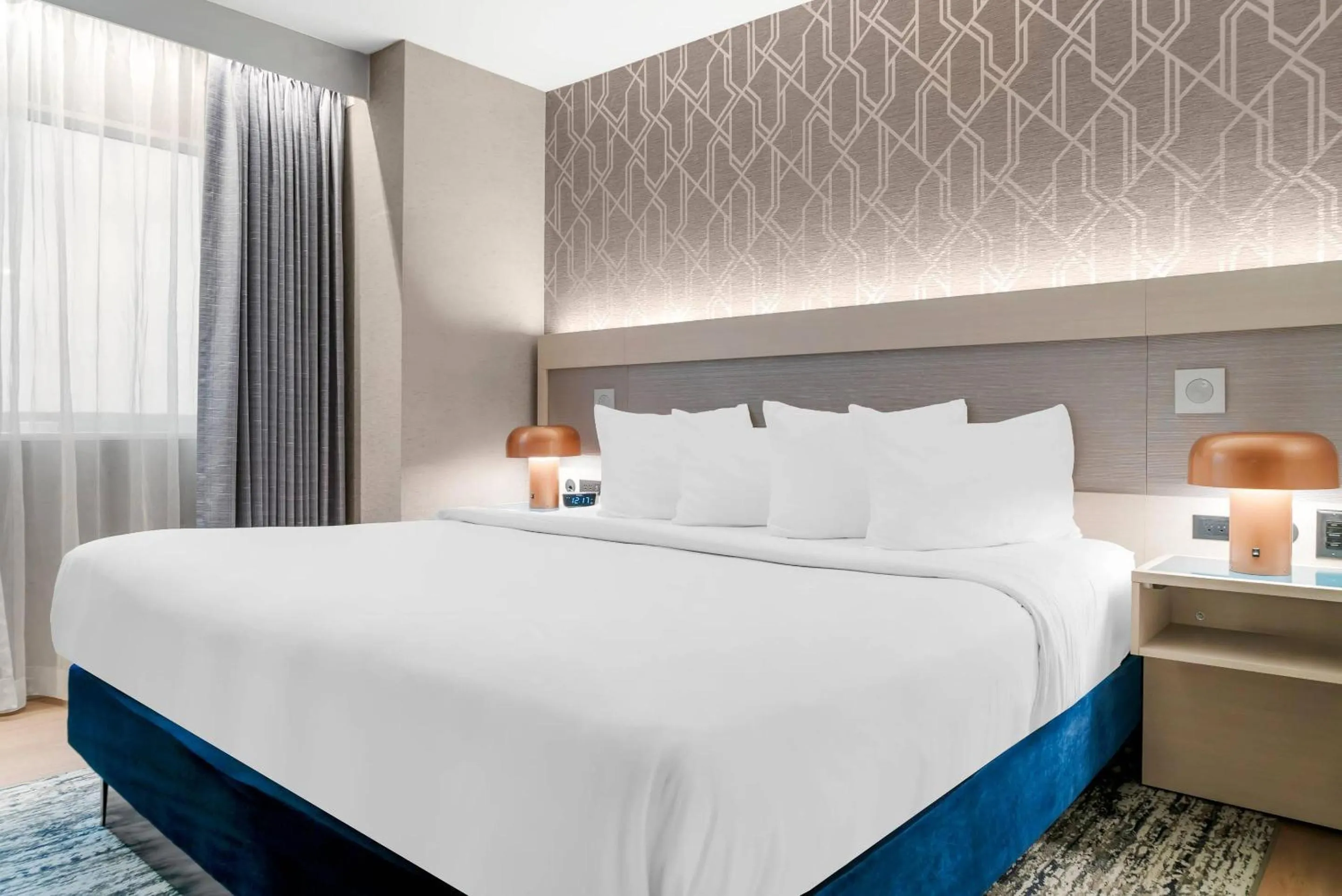 Bedroom, Bed in Radisson Plaza Hotel at Kalamazoo Center