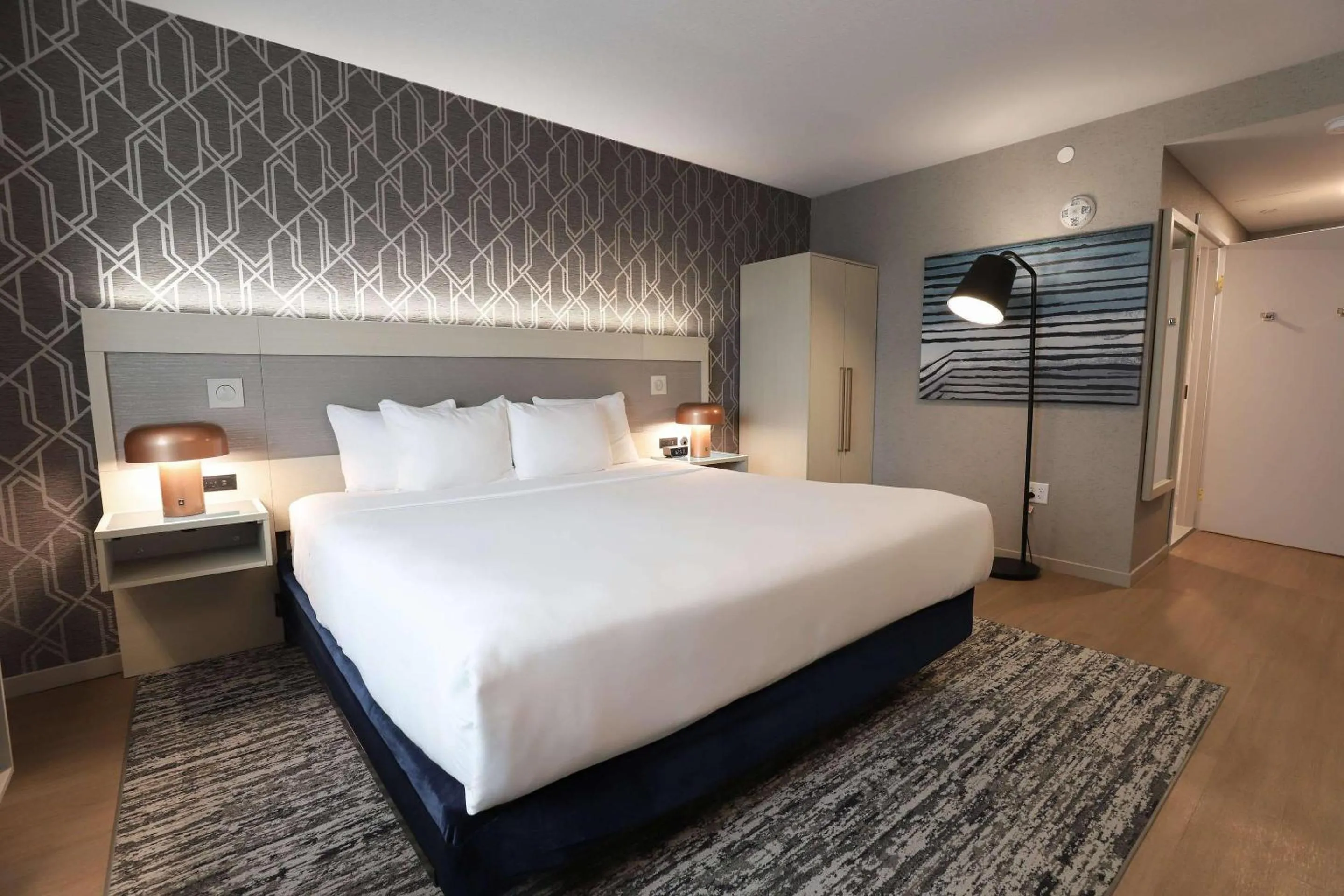 Bedroom, Bed in Radisson Plaza Hotel at Kalamazoo Center