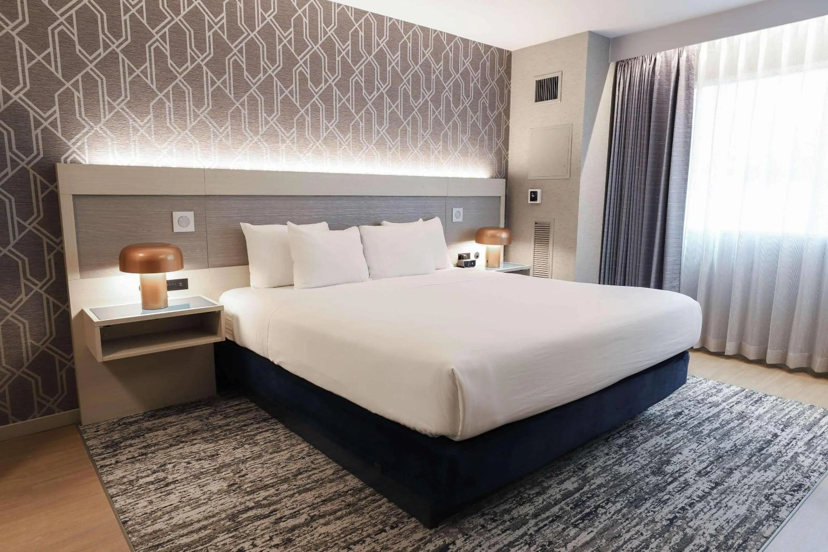 Bedroom, Bed in Radisson Plaza Hotel at Kalamazoo Center