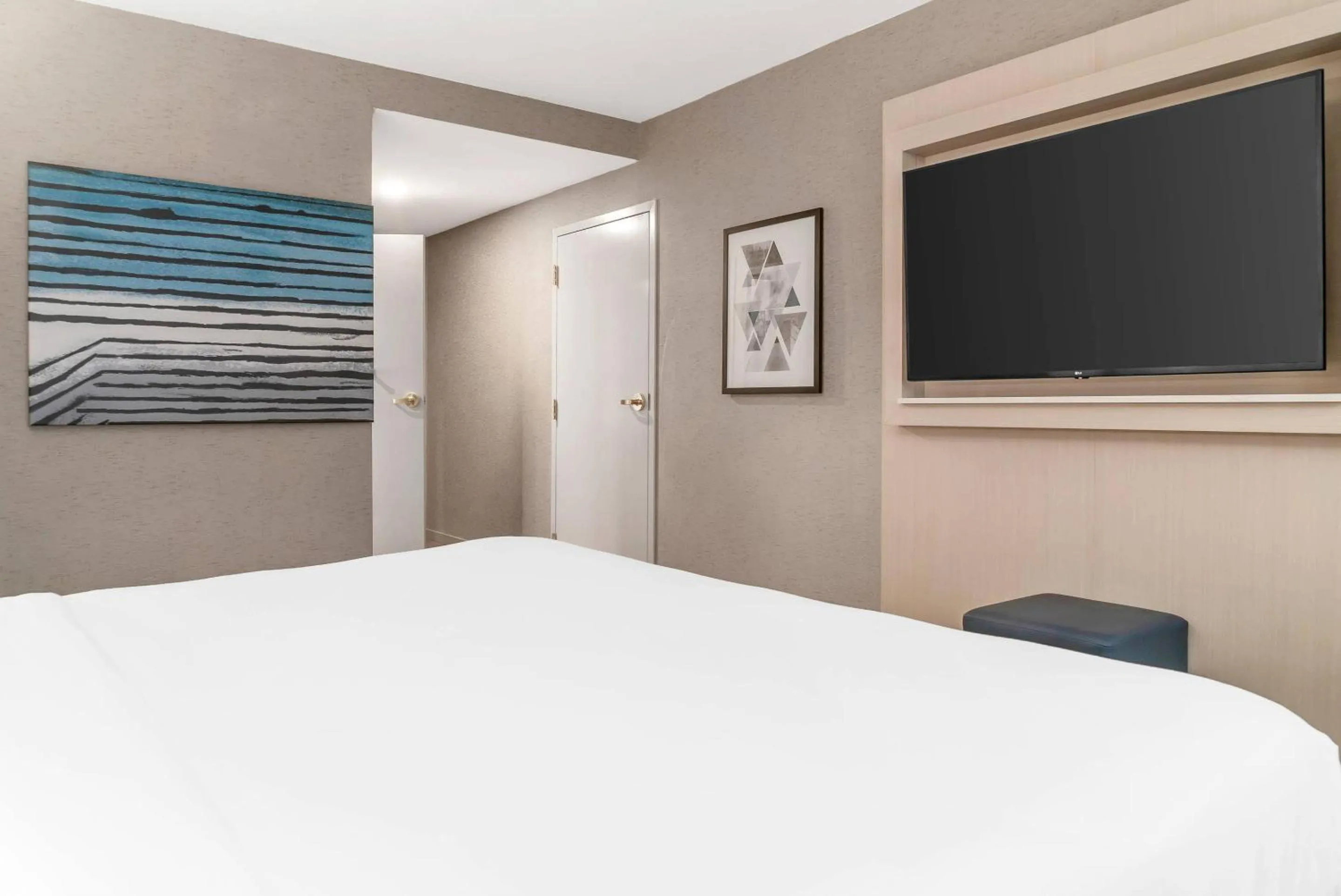 Bedroom, Bed in Radisson Plaza Hotel at Kalamazoo Center