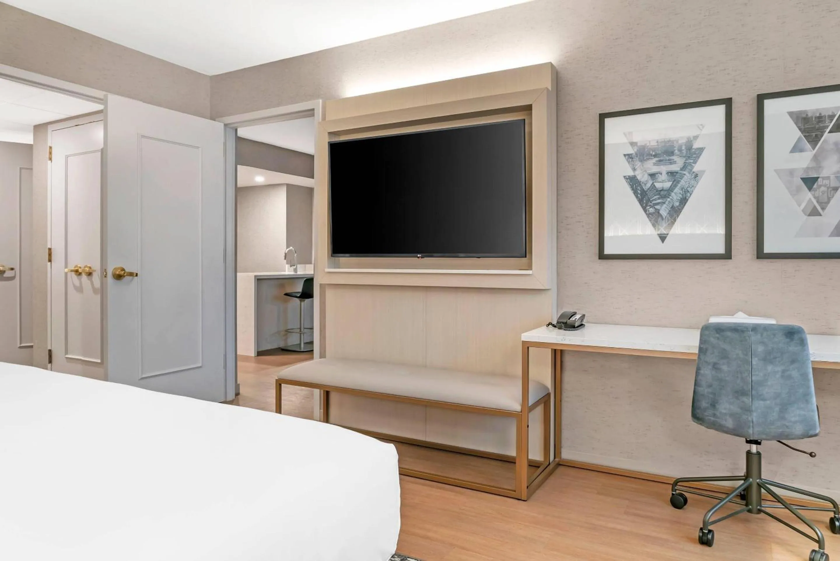 Bedroom, Bed in Radisson Plaza Hotel at Kalamazoo Center