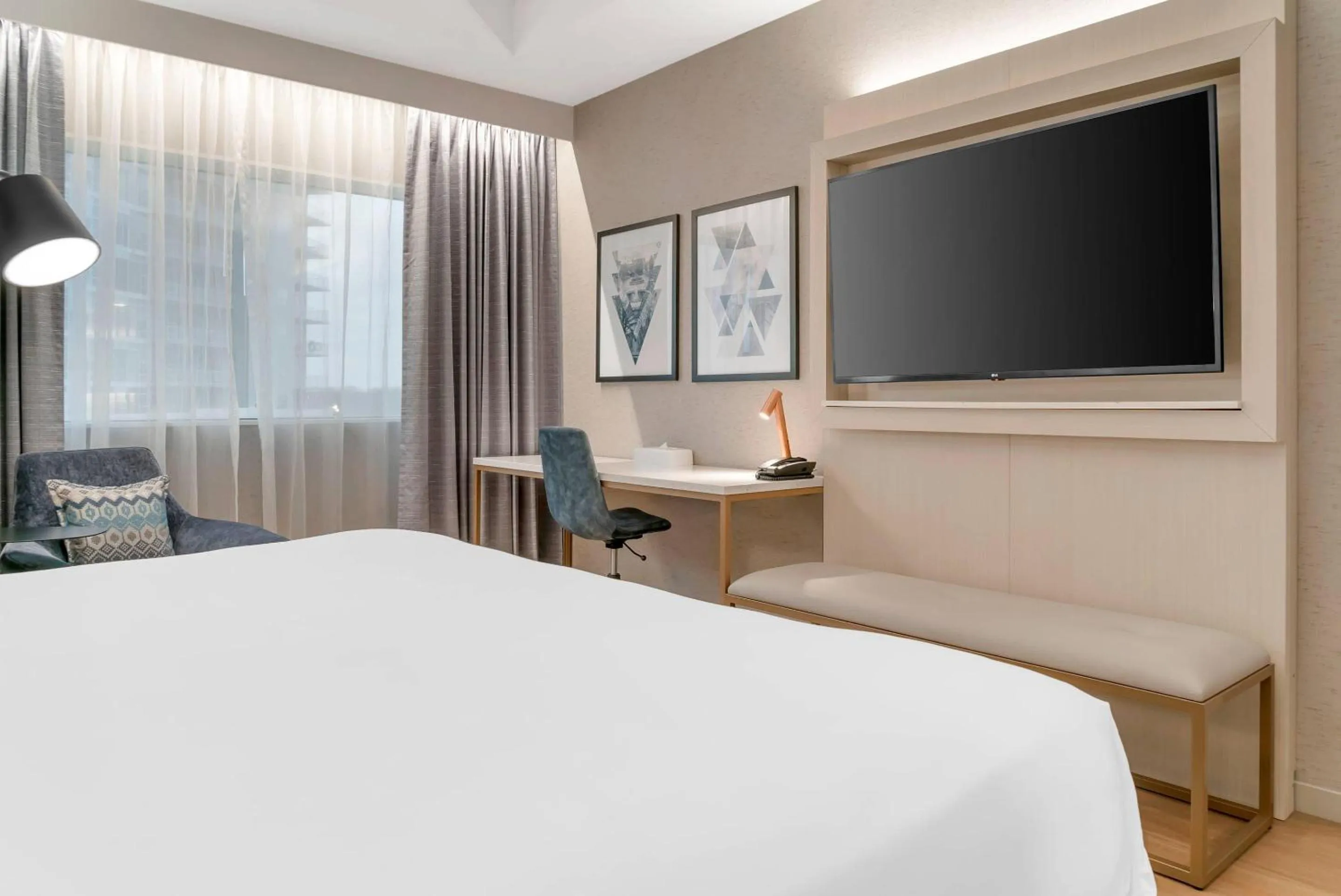 Bedroom, Bed in Radisson Plaza Hotel at Kalamazoo Center