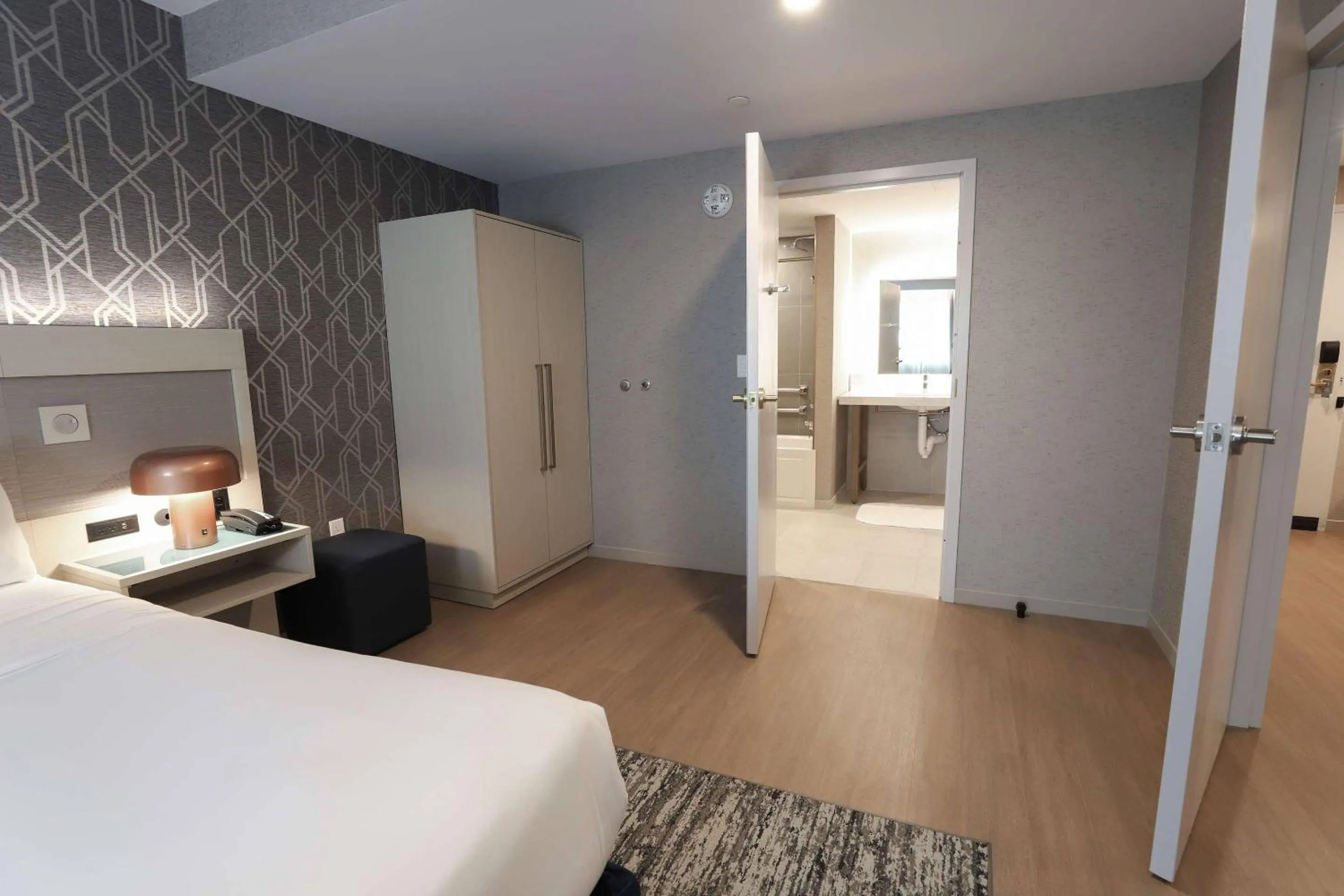 Bedroom, Bed in Radisson Plaza Hotel at Kalamazoo Center