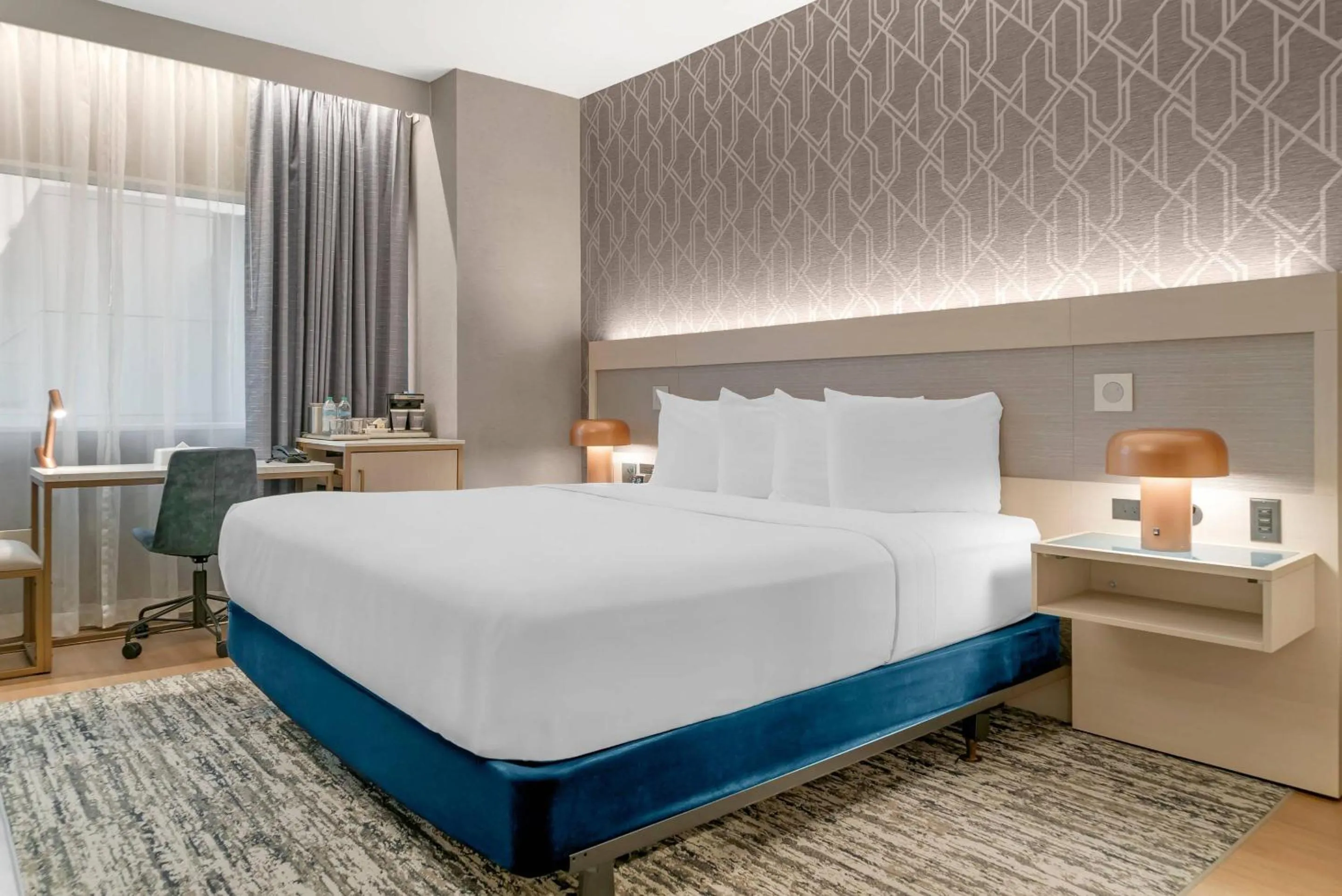 Bedroom, Bed in Radisson Plaza Hotel at Kalamazoo Center