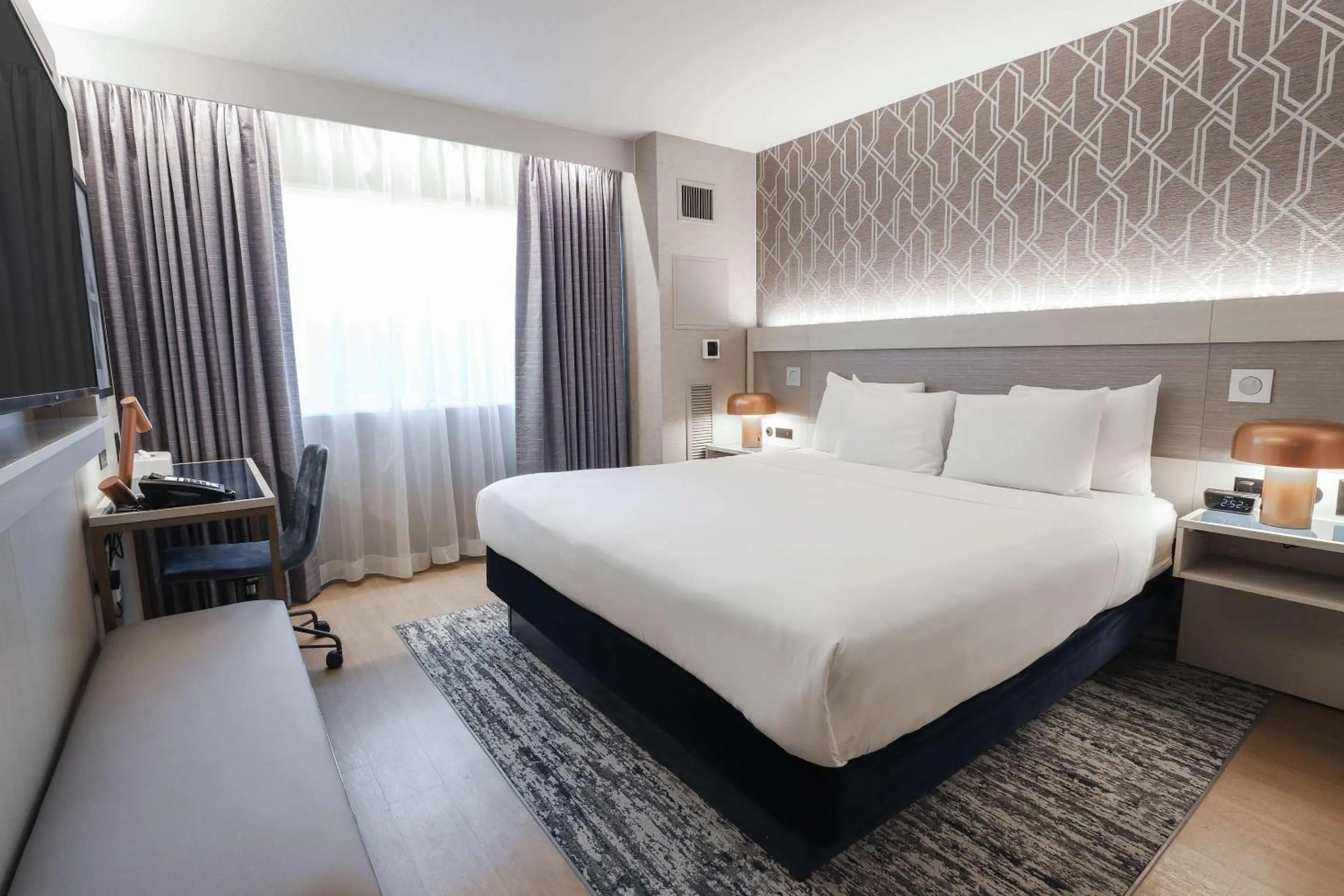 Bedroom, Bed in Radisson Plaza Hotel at Kalamazoo Center