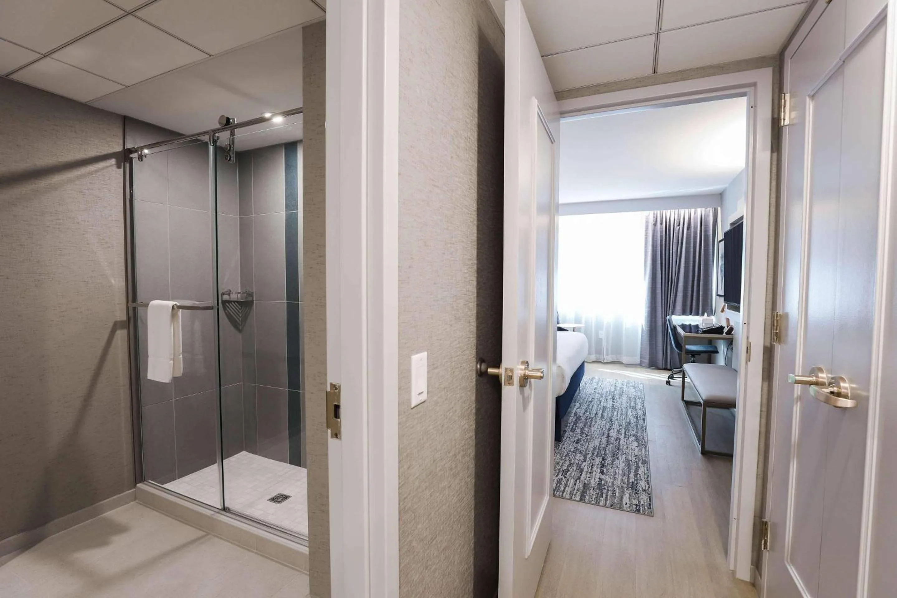 Bedroom in Radisson Plaza Hotel at Kalamazoo Center