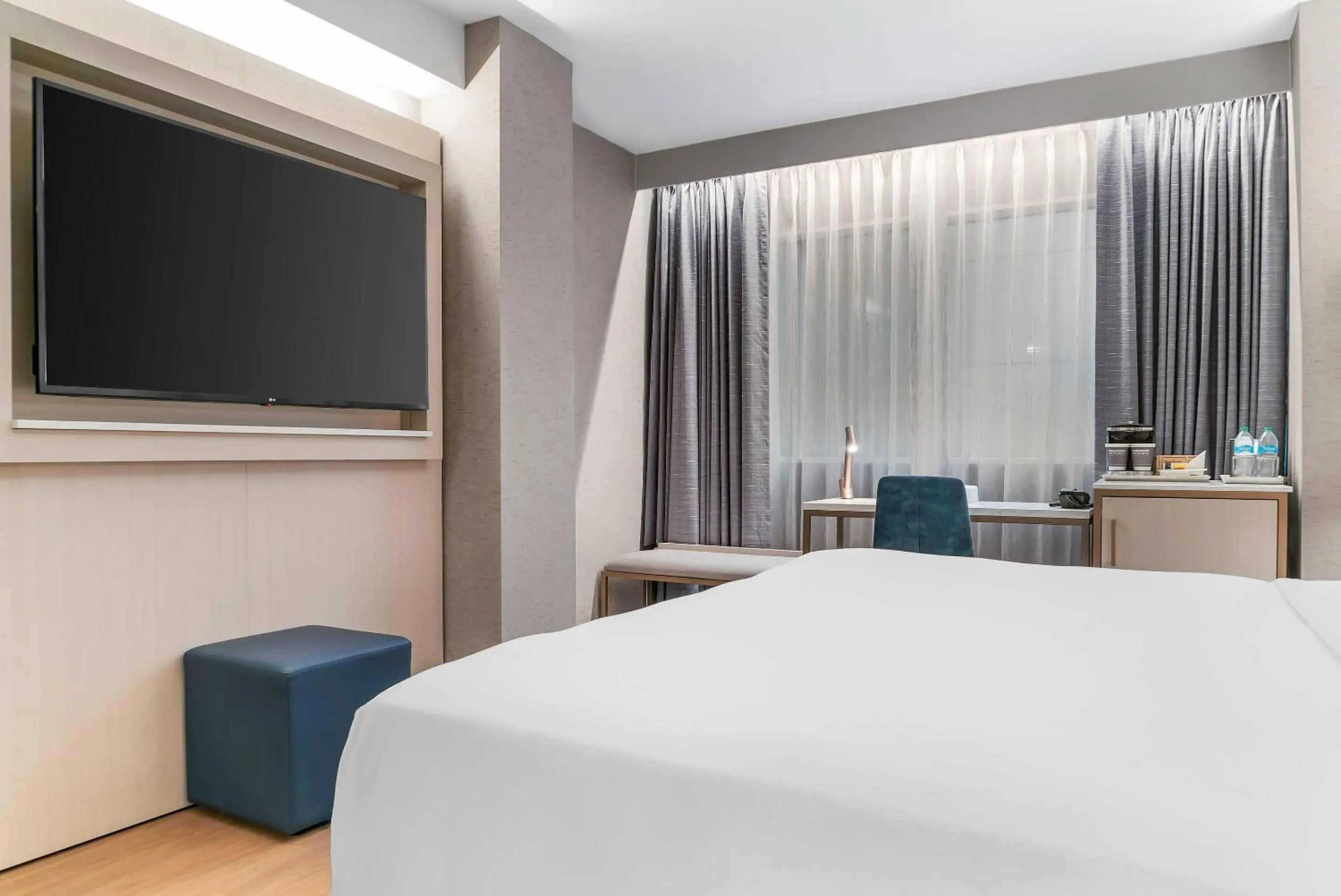 Bedroom, Bed in Radisson Plaza Hotel at Kalamazoo Center