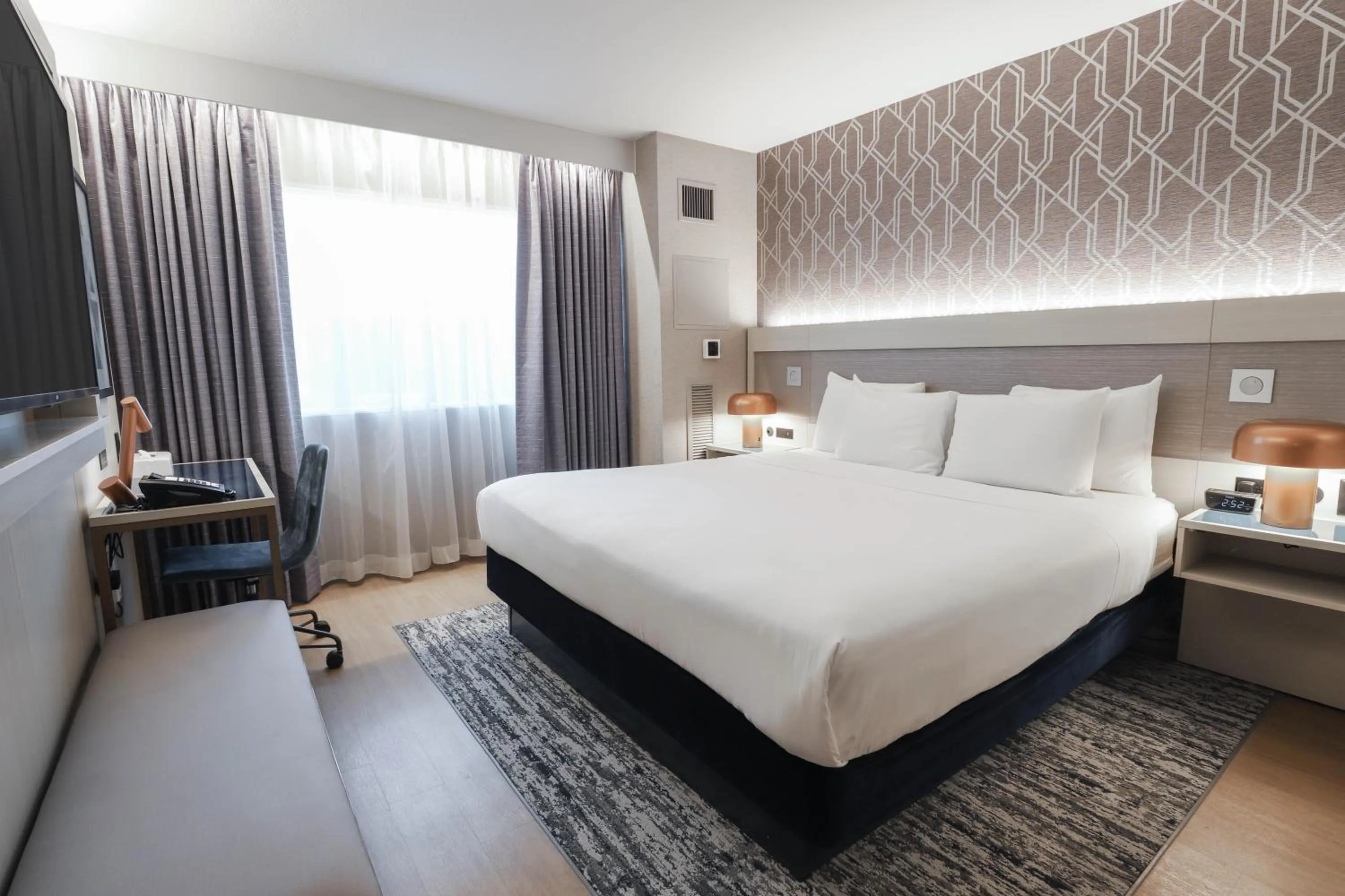 Bedroom, Bed in Radisson Plaza Hotel at Kalamazoo Center