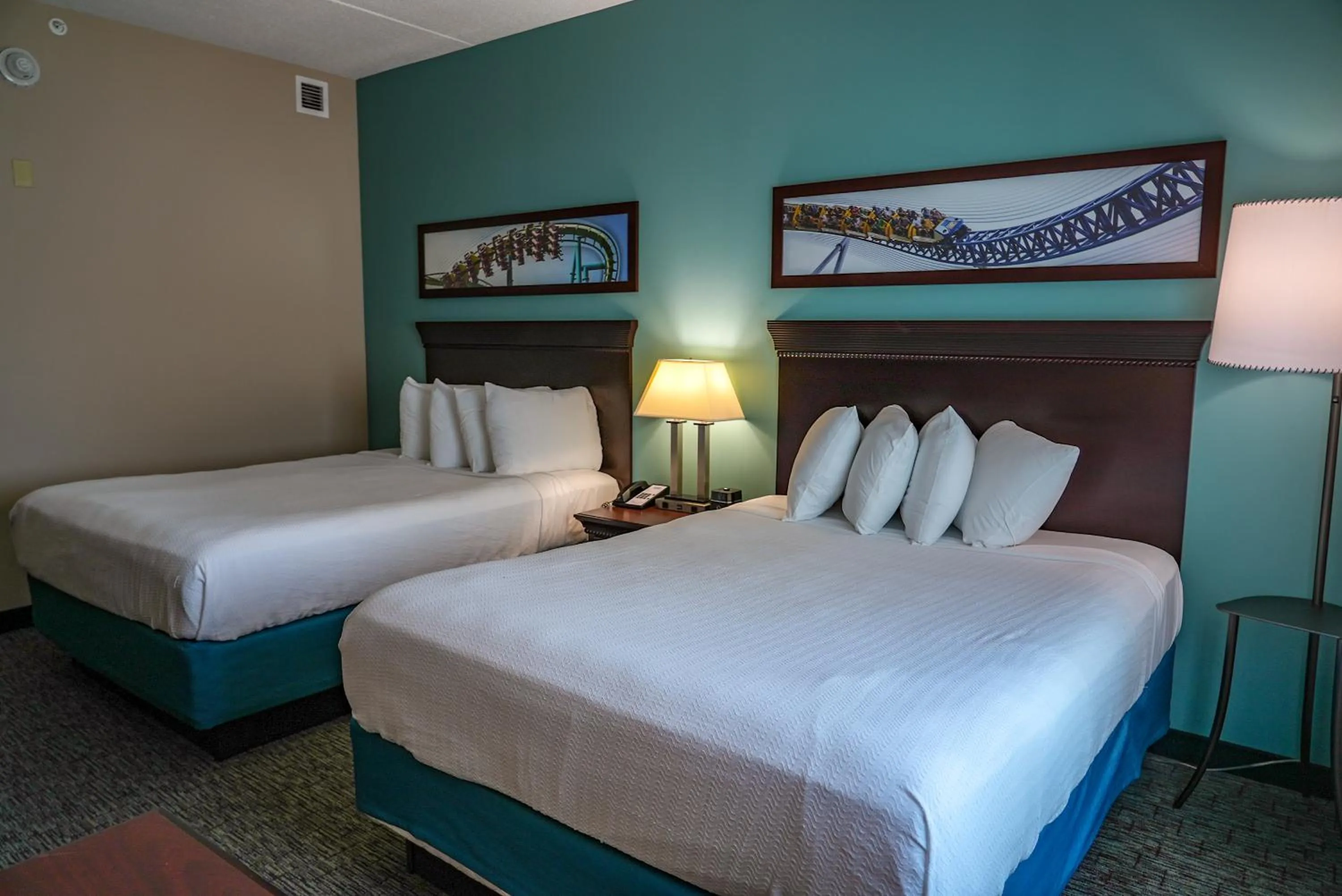 Bedroom, Bed in Cedar Point's Express Hotel