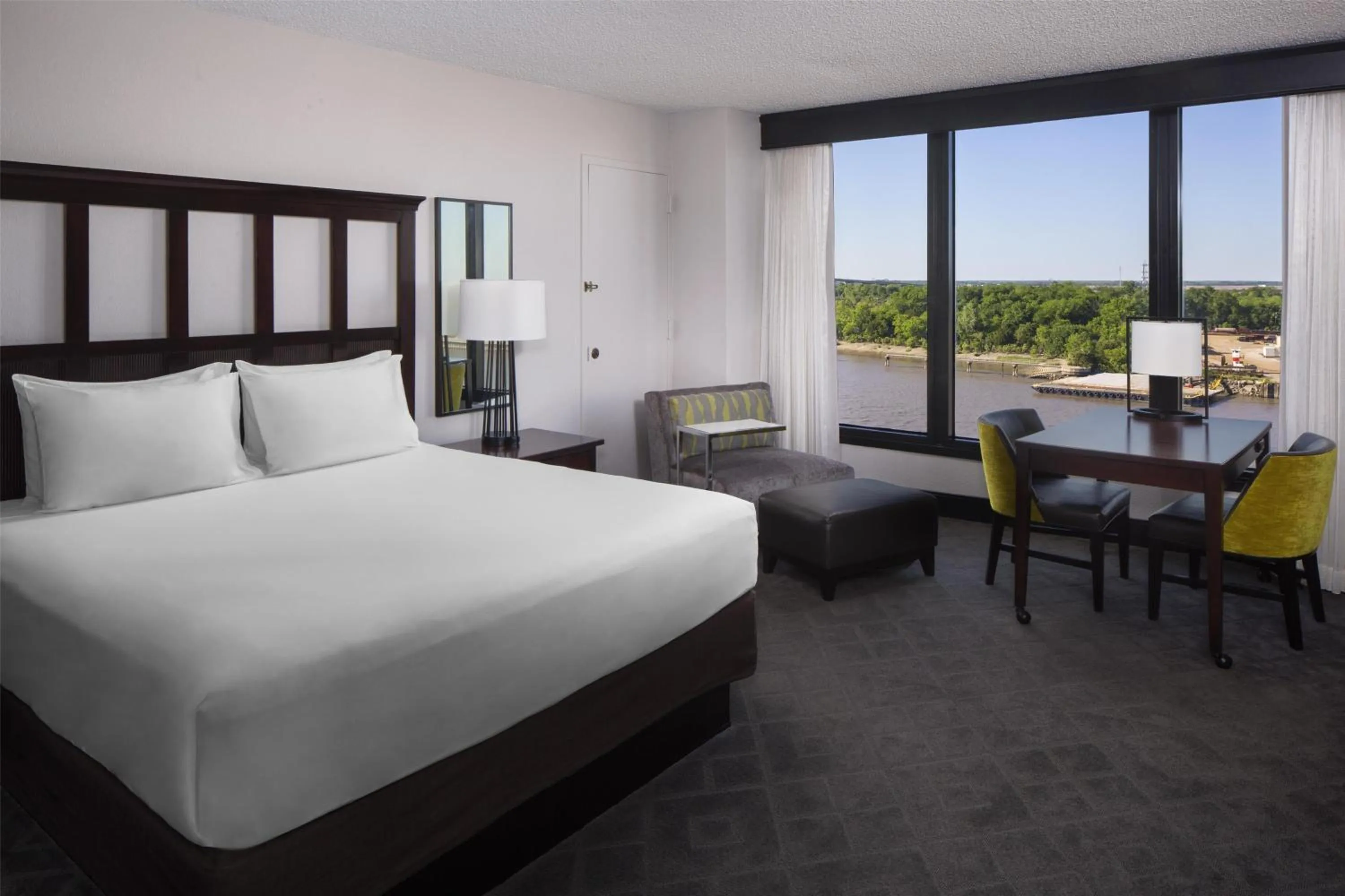 Photo of the whole room, Bed in Hyatt Regency Savannah