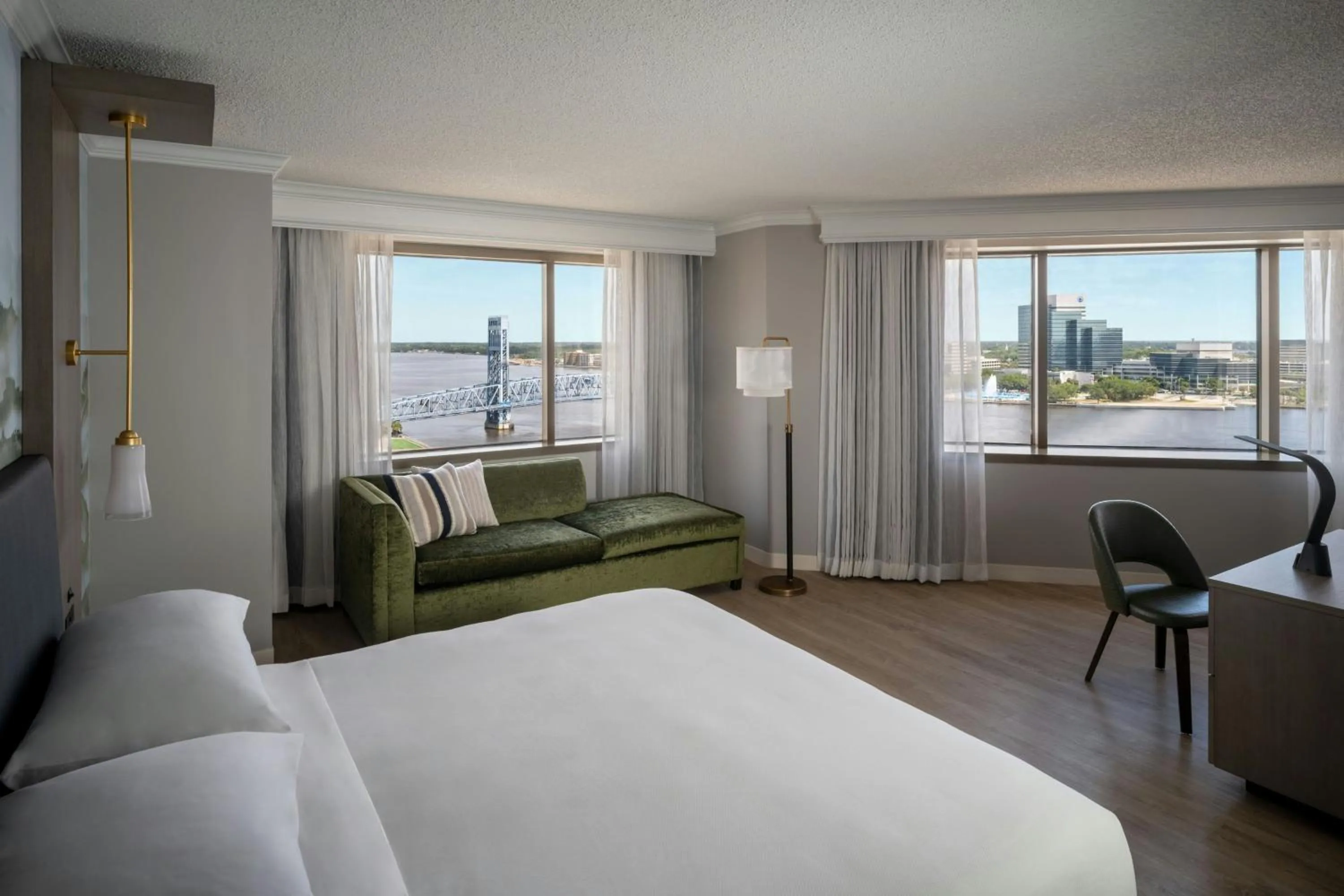 Photo of the whole room, Bed in Marriott Jacksonville Downtown