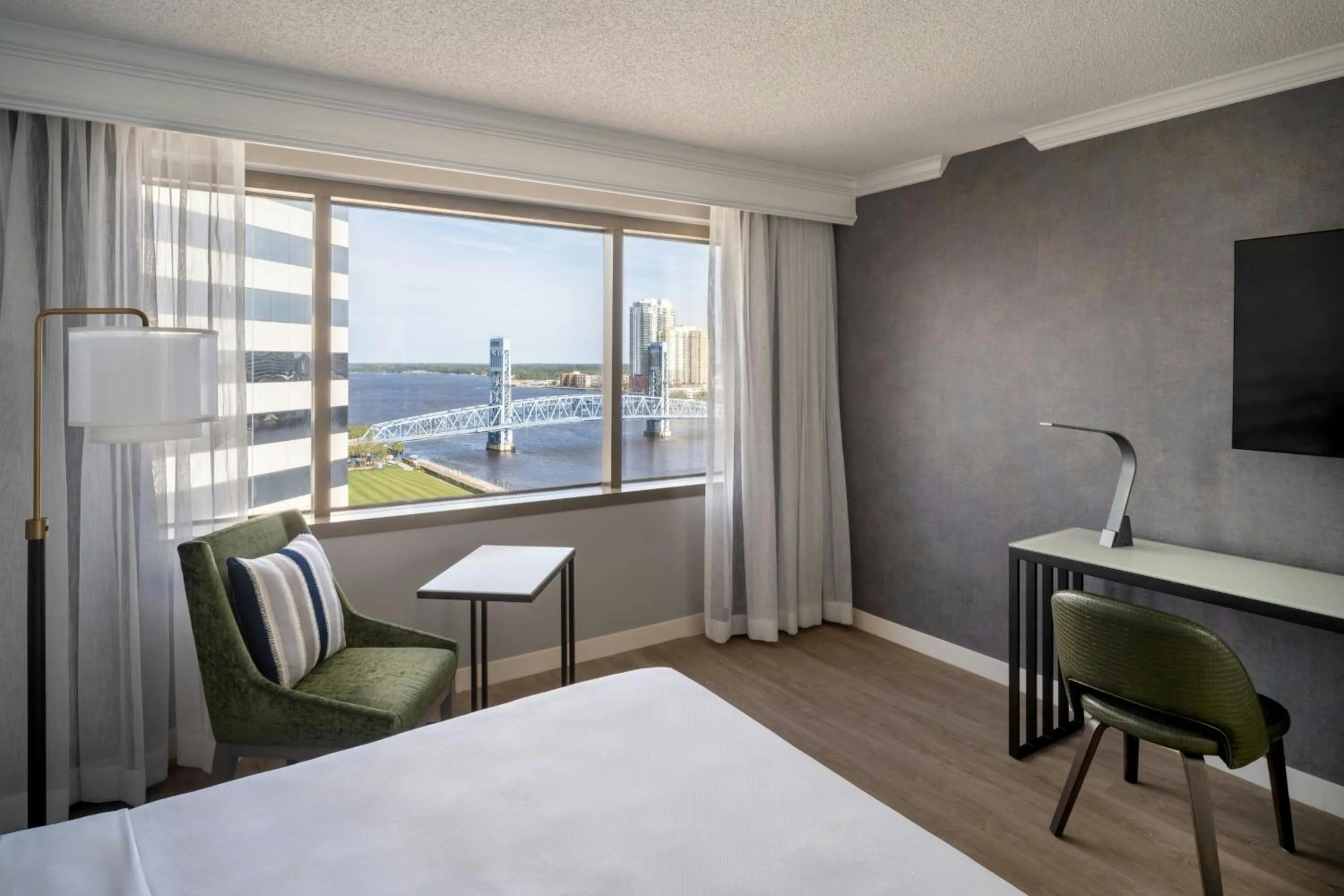 Photo of the whole room, Bed in Marriott Jacksonville Downtown